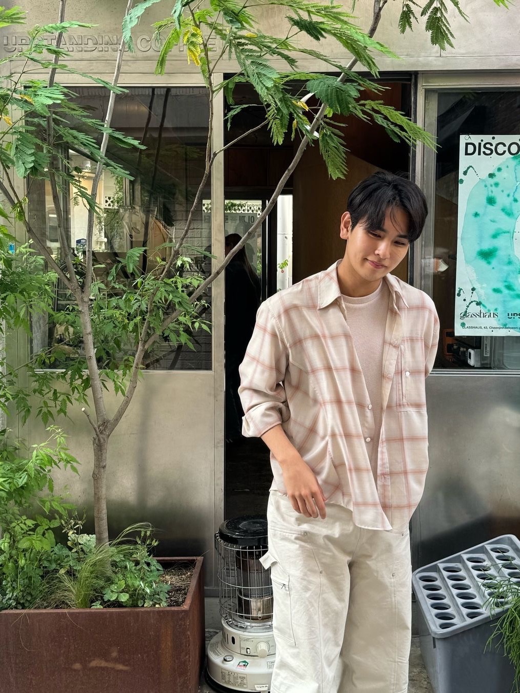 [KREAM 단독] Haleine Carpenter Pocket Check Shirts Peach Fuzz, Haleine Carpenter Pocket Check Shirt Blue 착용 스타일