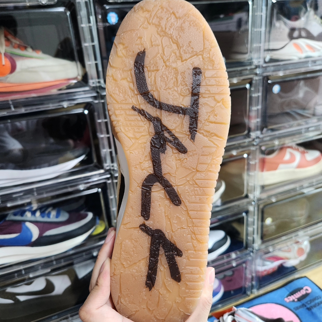 Stussy Vintage S Low Pro Cap Black Red, Jordan x Travis Scott Jumpman Jack TR Sail and Dark Mocha 착용 스타일 - 5