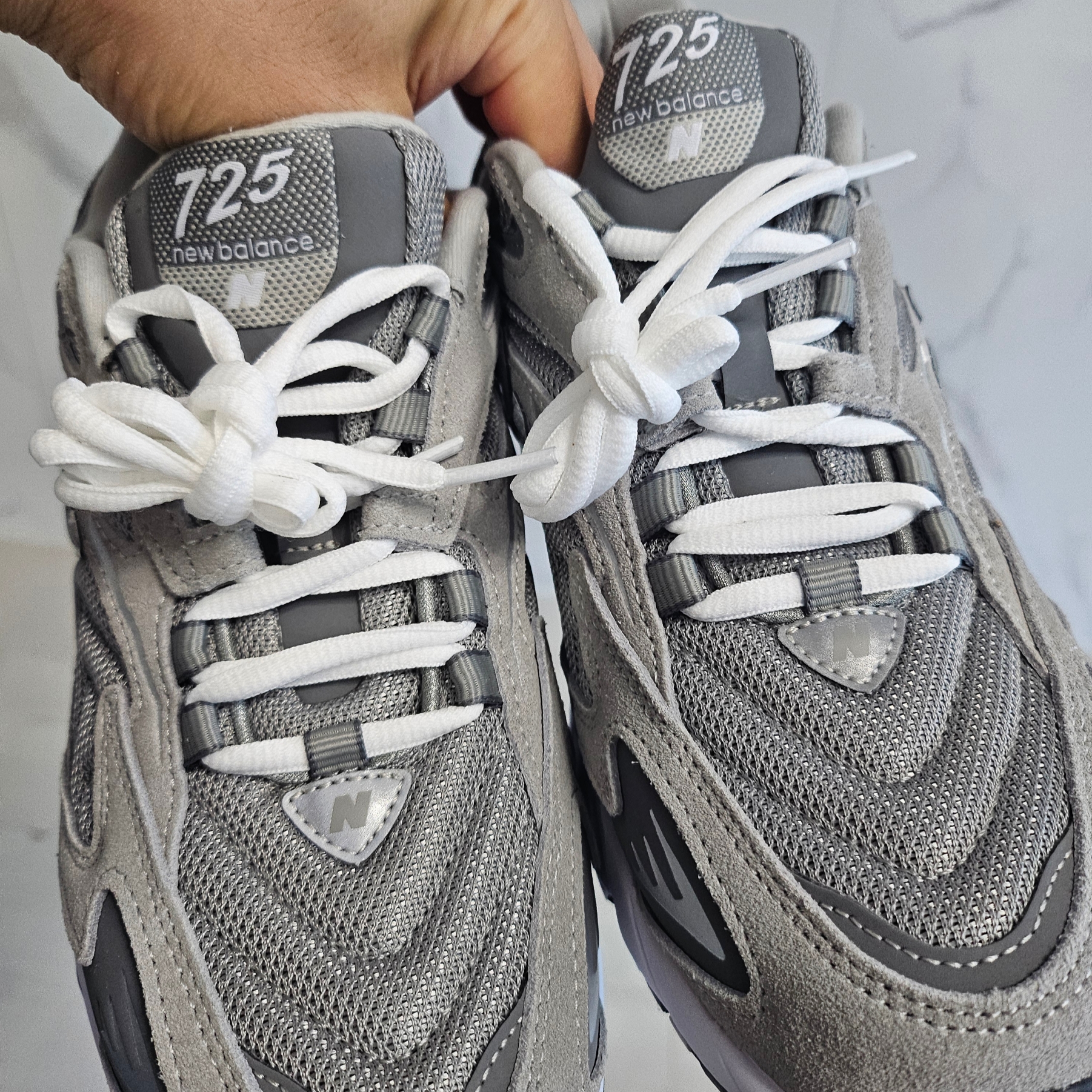 New Balance 725 Grey 착용 스타일 - 2