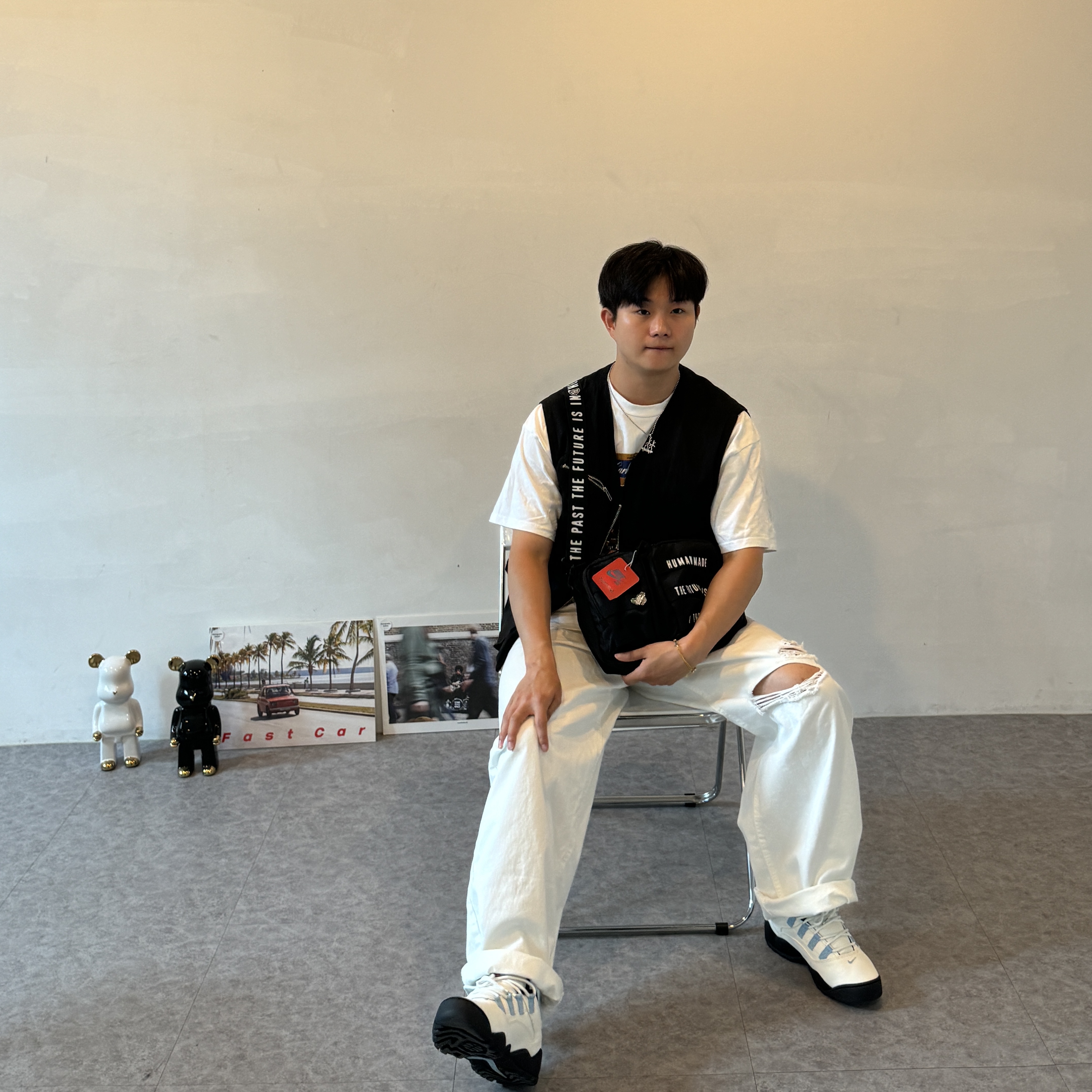 Nike x Supreme SB Darwin Low White, Human Made Military Pouch Large Black 착용 스타일 - 3