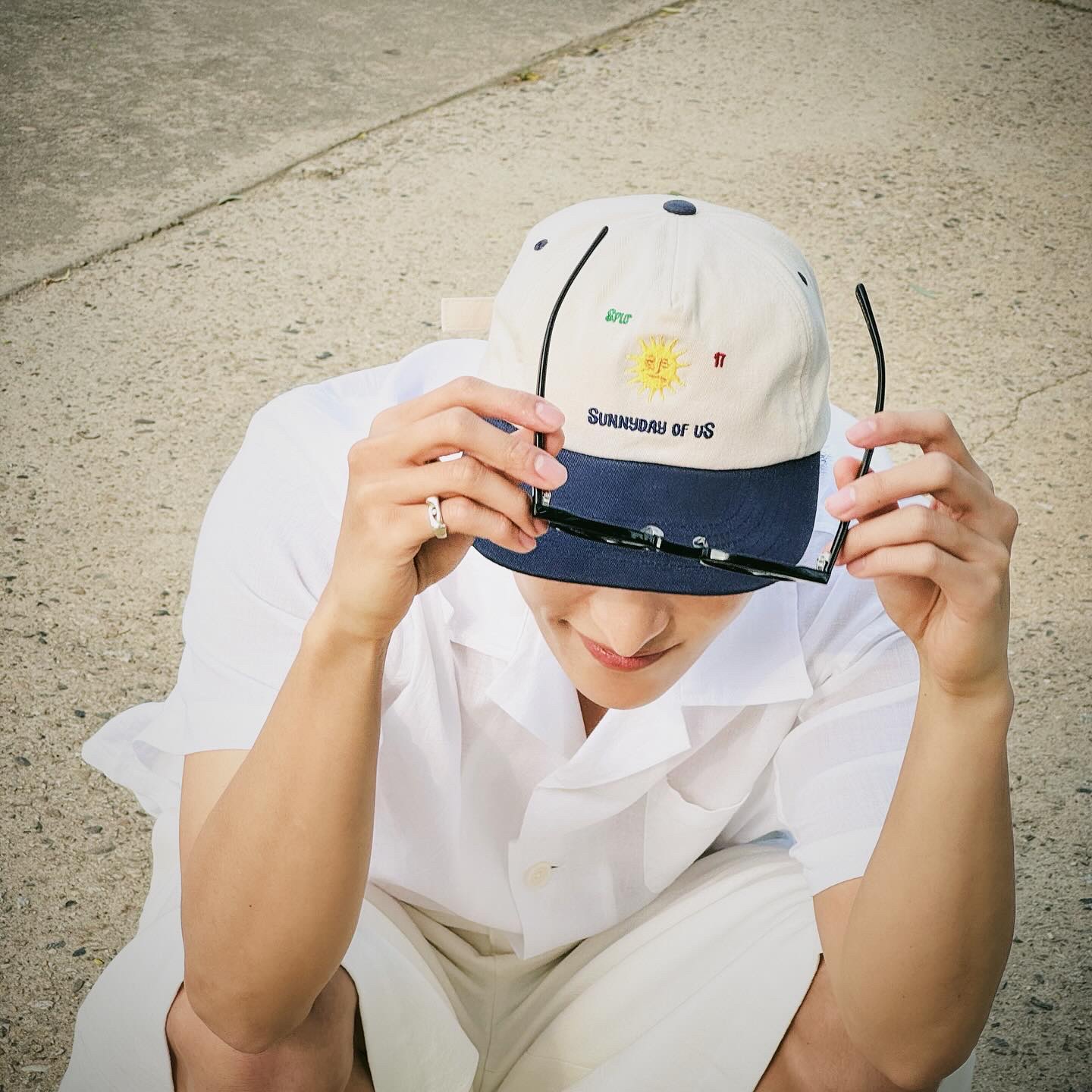 STU Sun Embroidery Ball Cap Blue, STU Puppy Embroidery Shirt White 착용 스타일 - 3