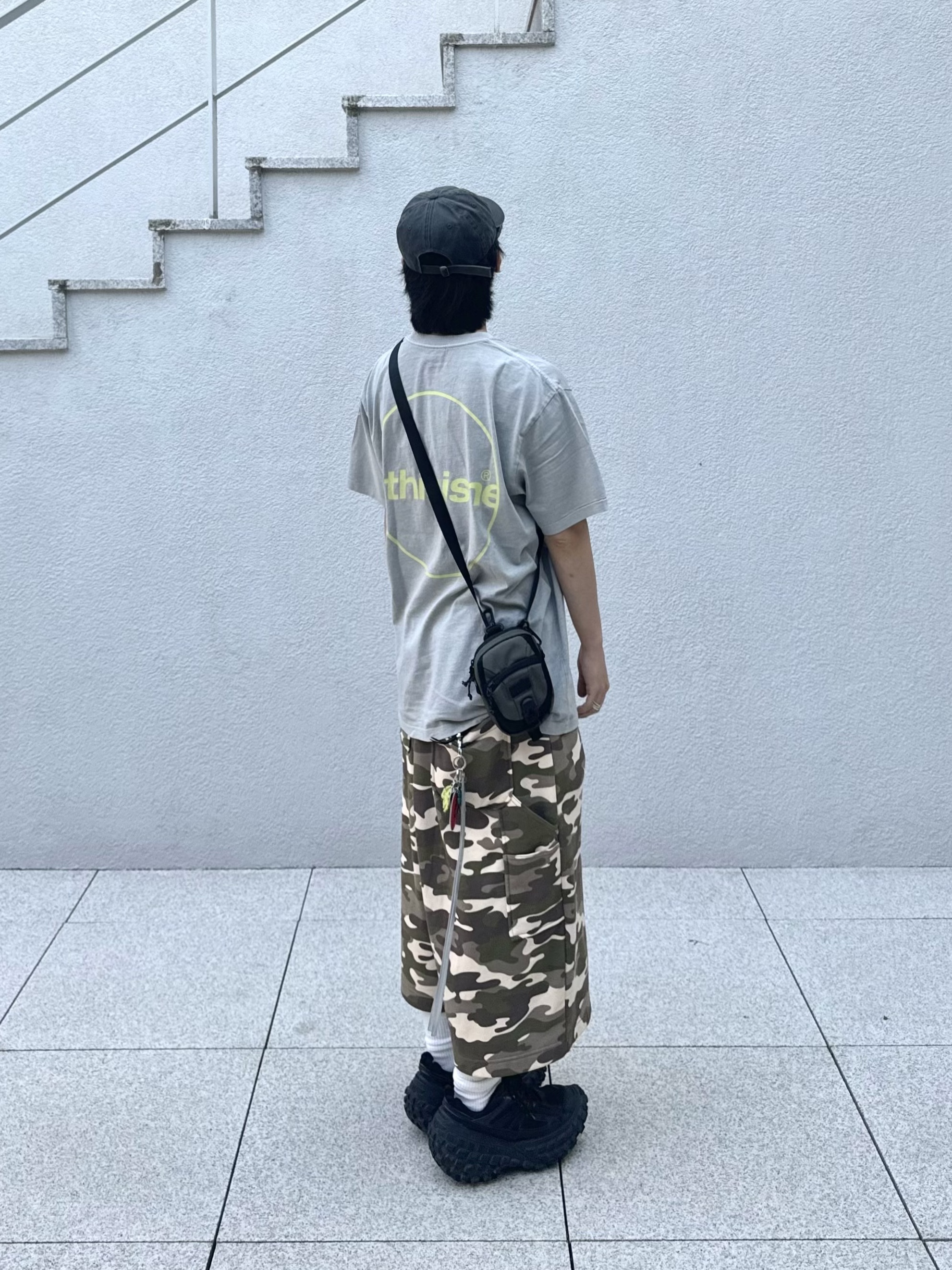 MJD Side Snap Wide Sweatshorts Camo, Balenciaga Defender Sneakers Black 착용 스타일 - 3