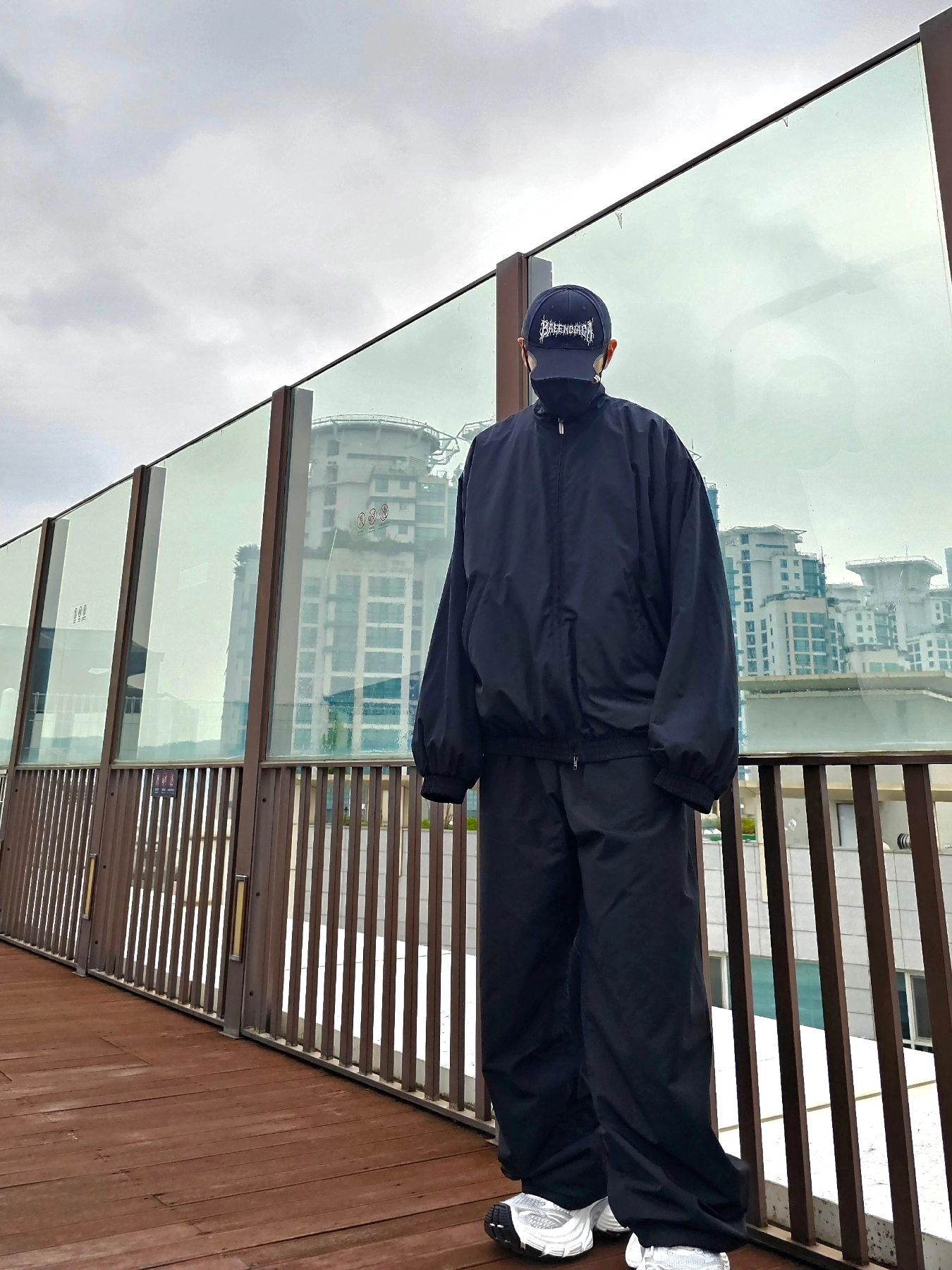Balenciaga Tracksuit Pants in Black, Balenciaga DIY Metal Outline Tracksuit Jacket in Black 착용 스타일 - 6