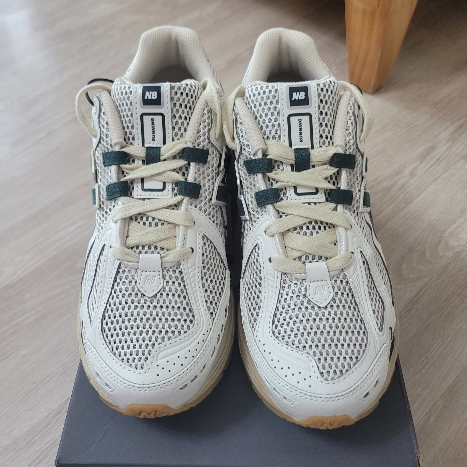 New Balance 1906R Silver Green 착용 스타일 - 2