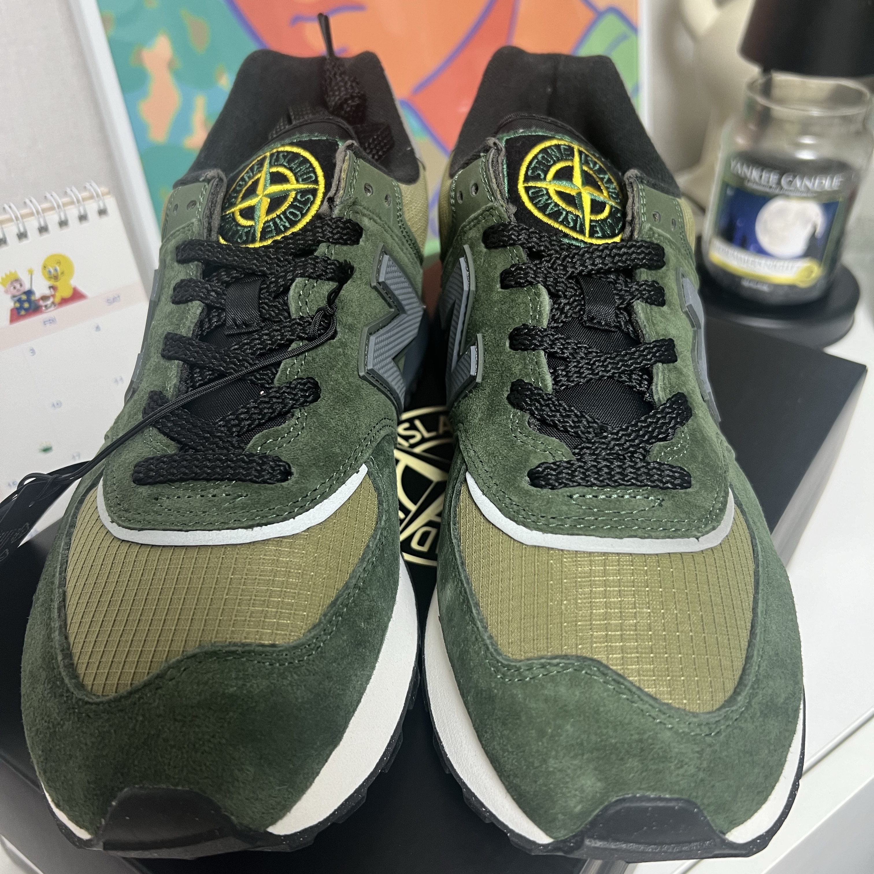 New Balance x Stone Island 574 Legacy Dark Green 착용 스타일 - 1
