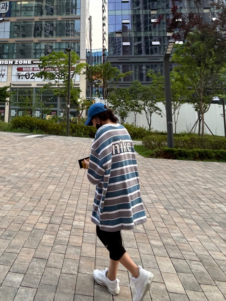 (W) Nike Air Max 97 Next Nature White, Nike Heritage 86 Futura Washed Cap Dark Marina Blue 착용 스타일 - 2
