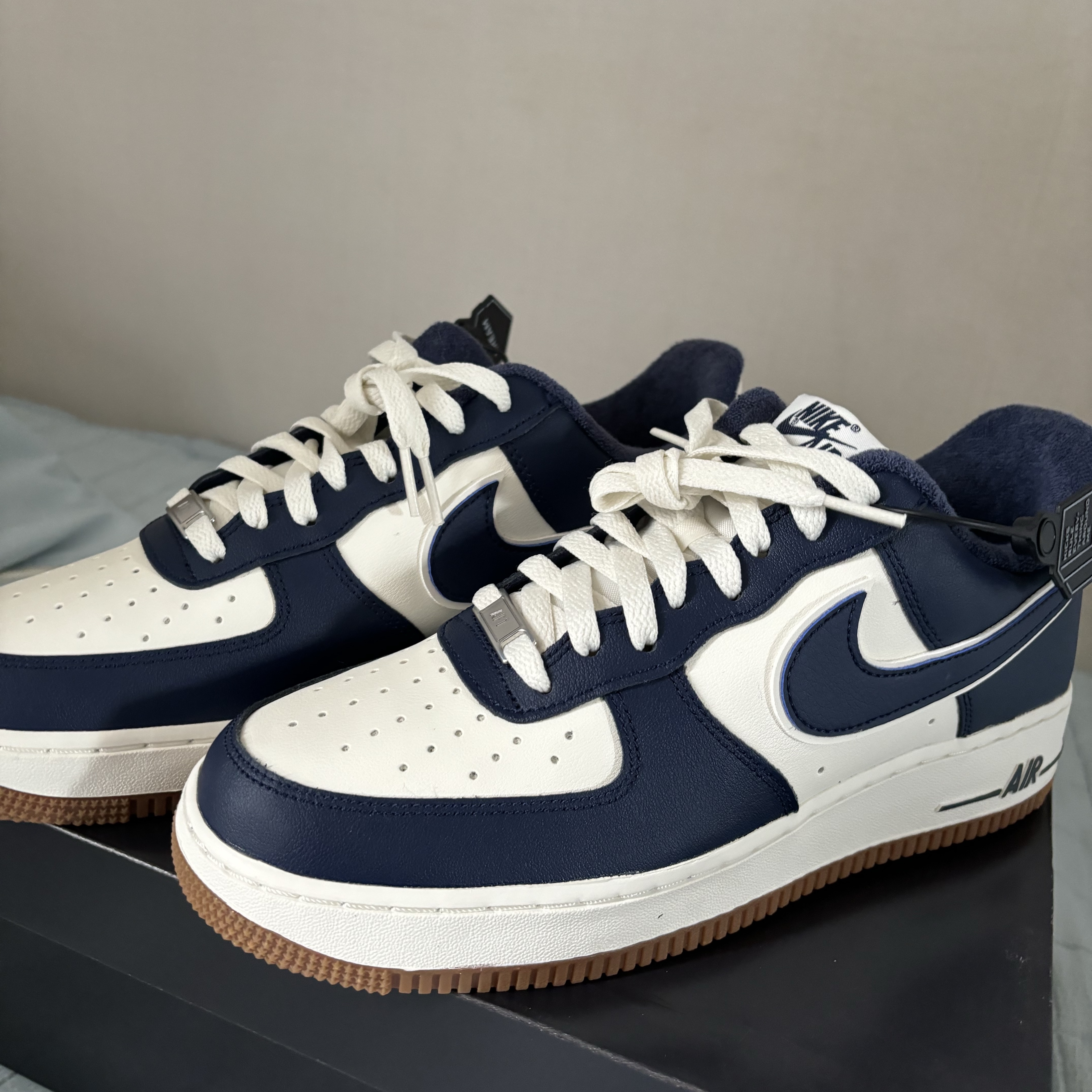 Nike Air Force 1 '07 LV8 Midnight Navy 착용 스타일