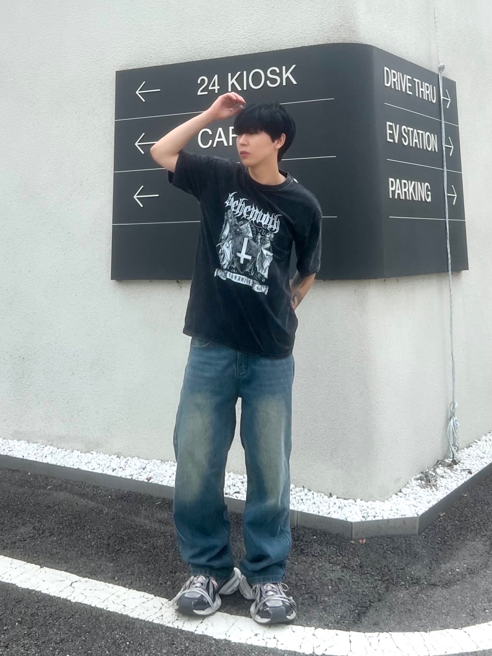 Balenciaga 3XL Sneakers Grey White Red 착용 스타일 - 1