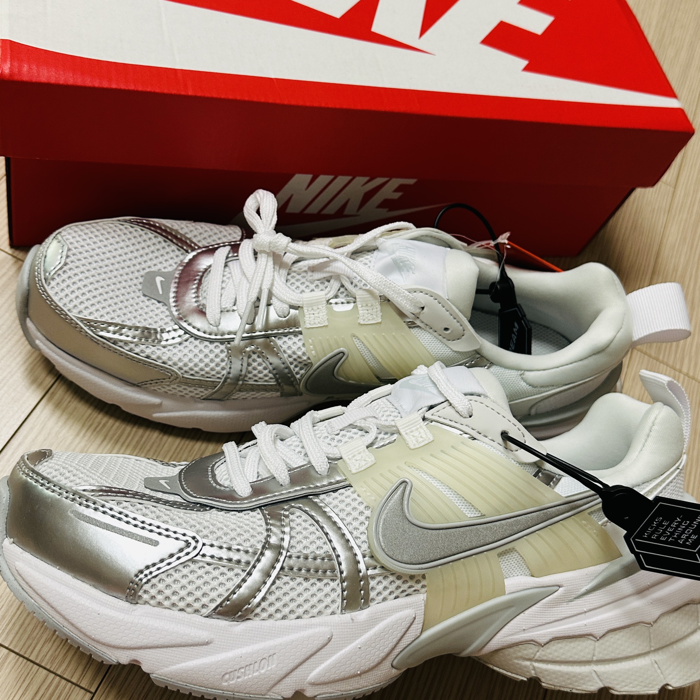 Nike V2K Run Metallic Silver White 착용 스타일 - 1