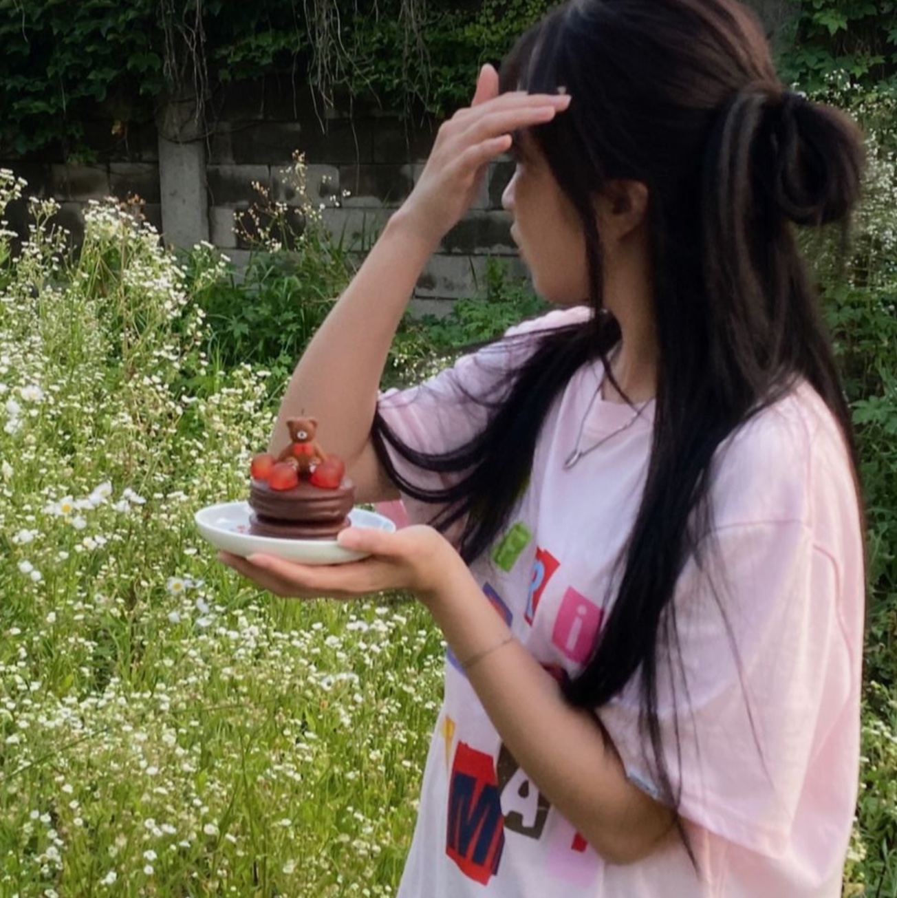 Safarispot Stickerpack Tee Pink, Safarispot Stickerpack Tee White 착용 스타일