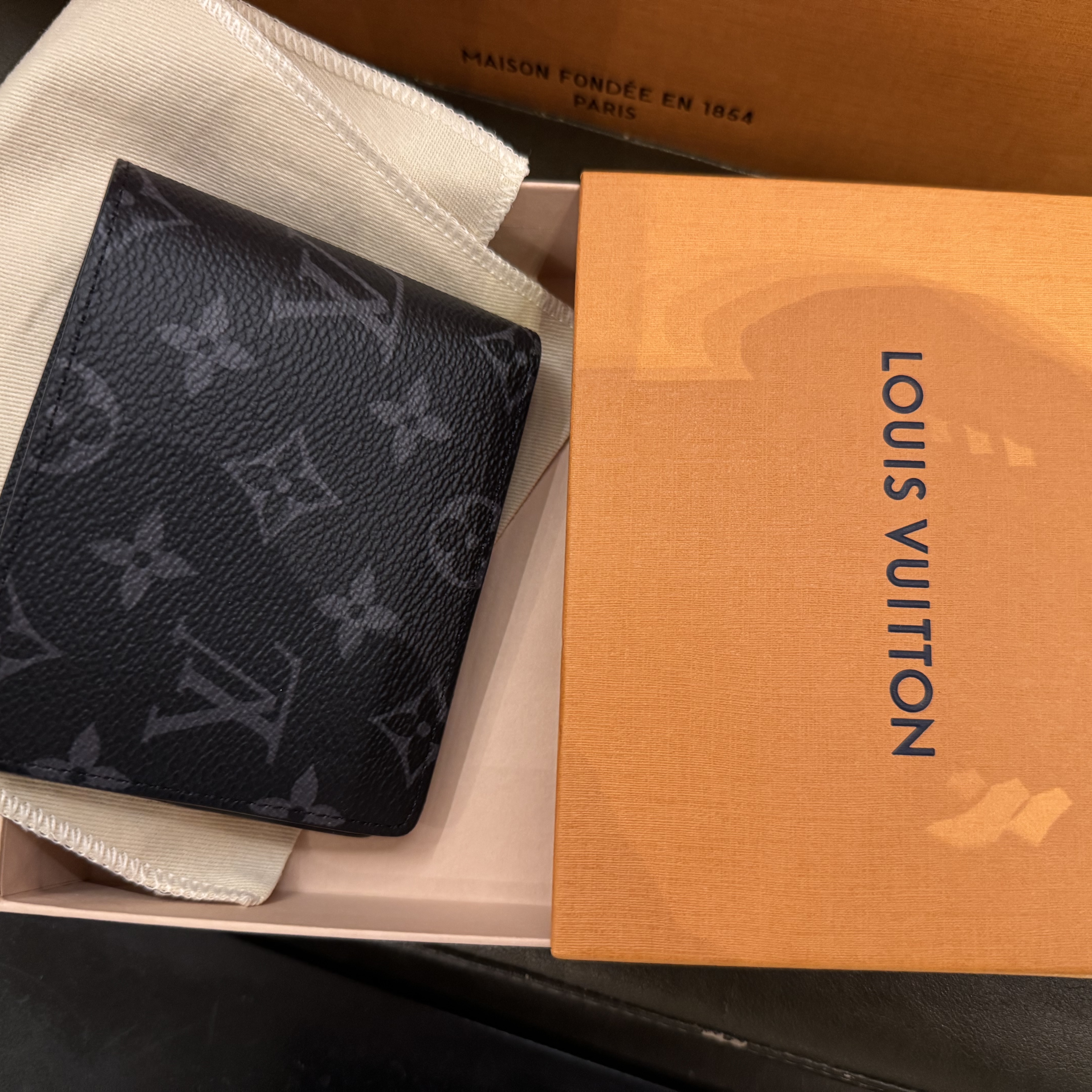 Louis Vuitton Slender Wallet Monogram Eclipse 착용 스타일