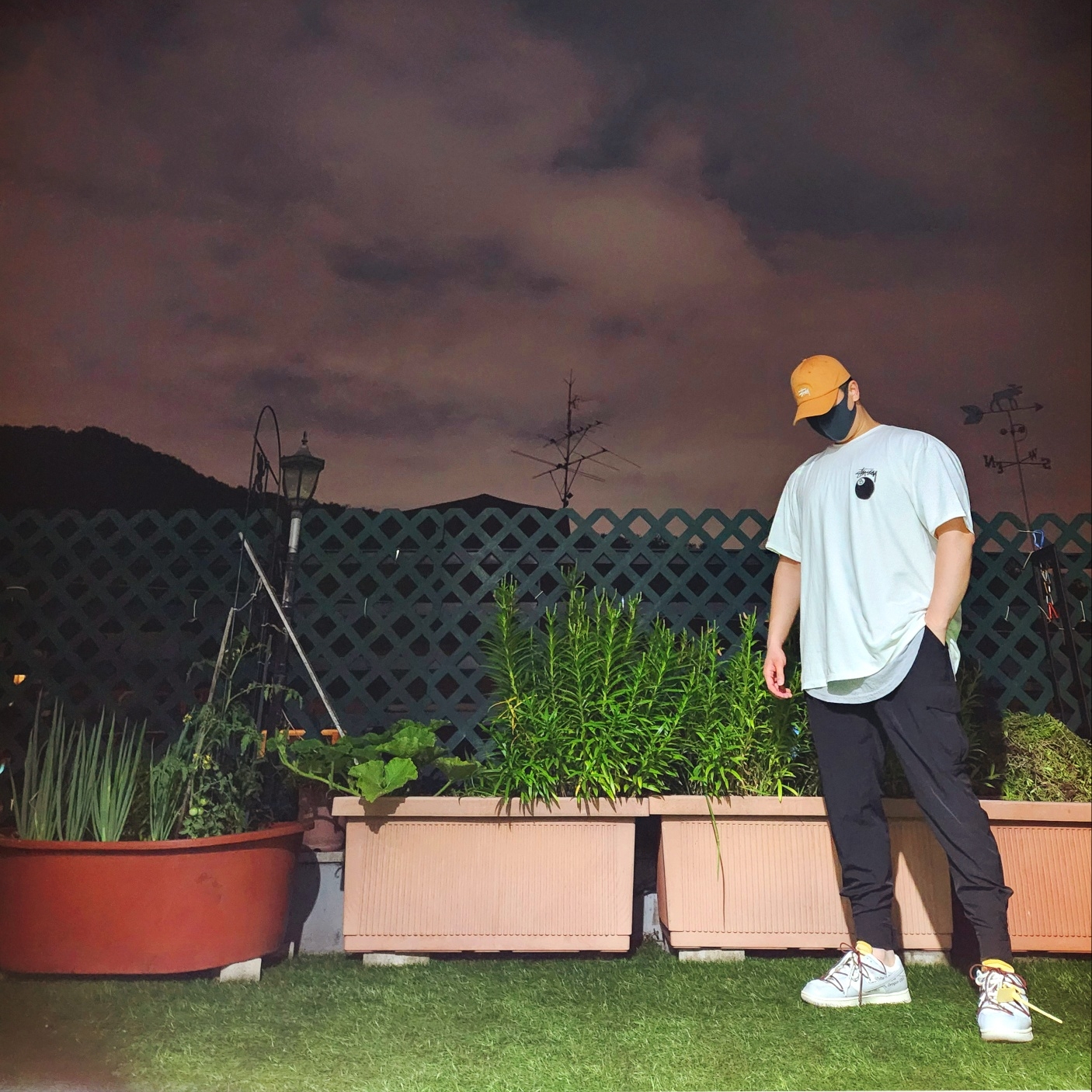 Stussy Basic Stock Low Pro Cap Russet, Stussy 8 Ball Pigment Dyed T-Shirt Natural 착용 스타일 - 1
