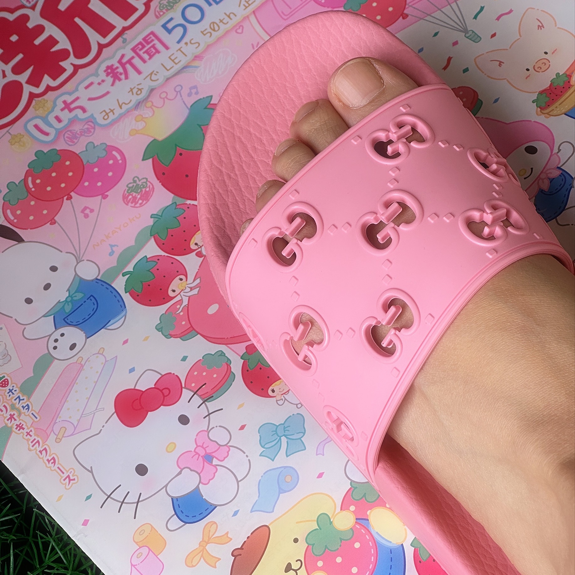 (W) Gucci GG Rubber Slide Sandal Pink 착용 스타일