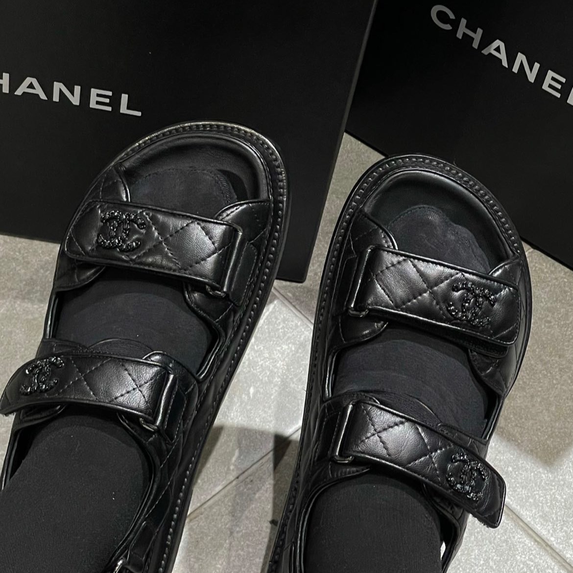 (W) Chanel Sandals Lambskin & Black 착용 스타일