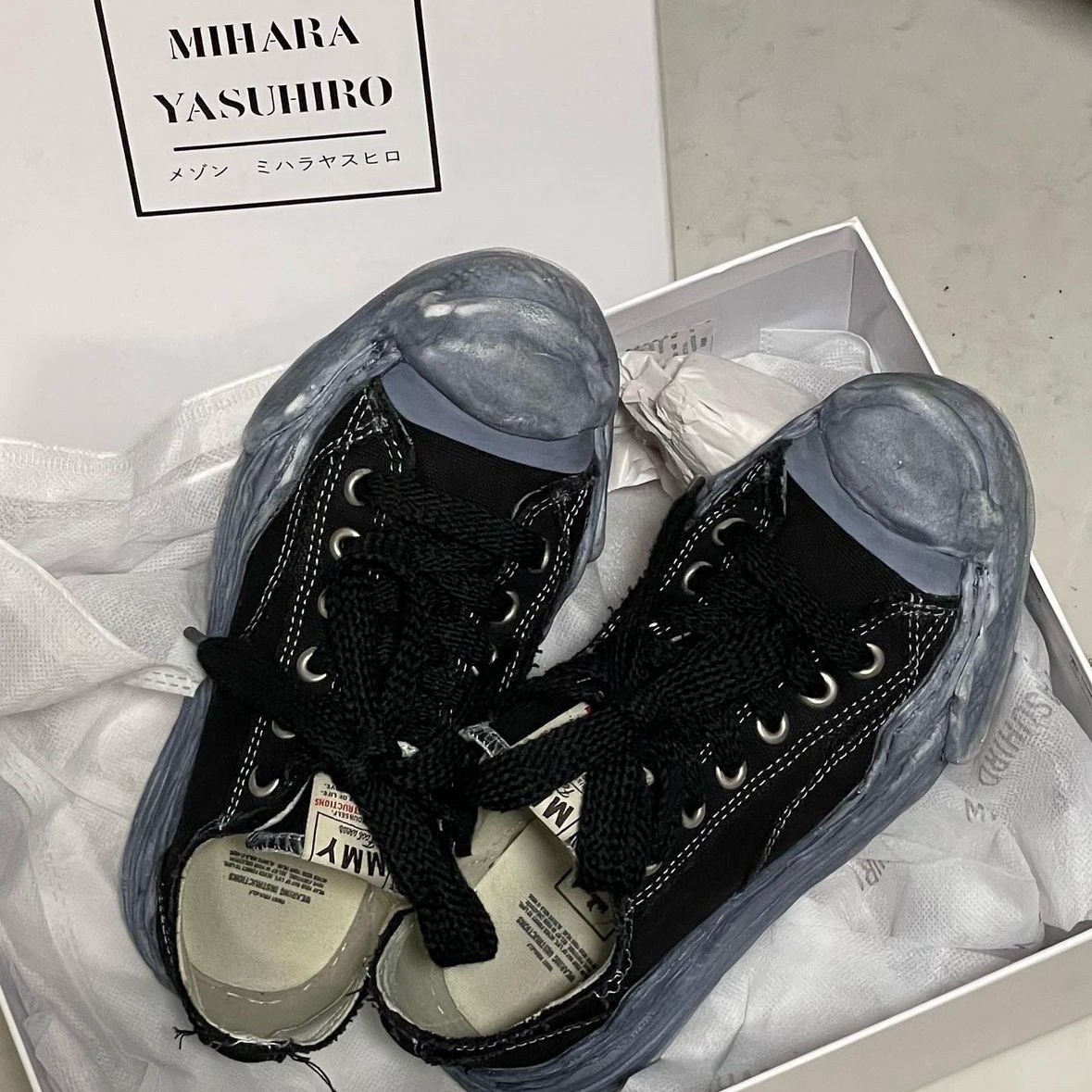 Maison Mihara Yasuhiro Parker OG Sole Canvas Low-top Sneakers White, Maison Mihara Yasuhiro Baker OG Sole Suede Low Top Sneakers Black 착용 스타일 - 3