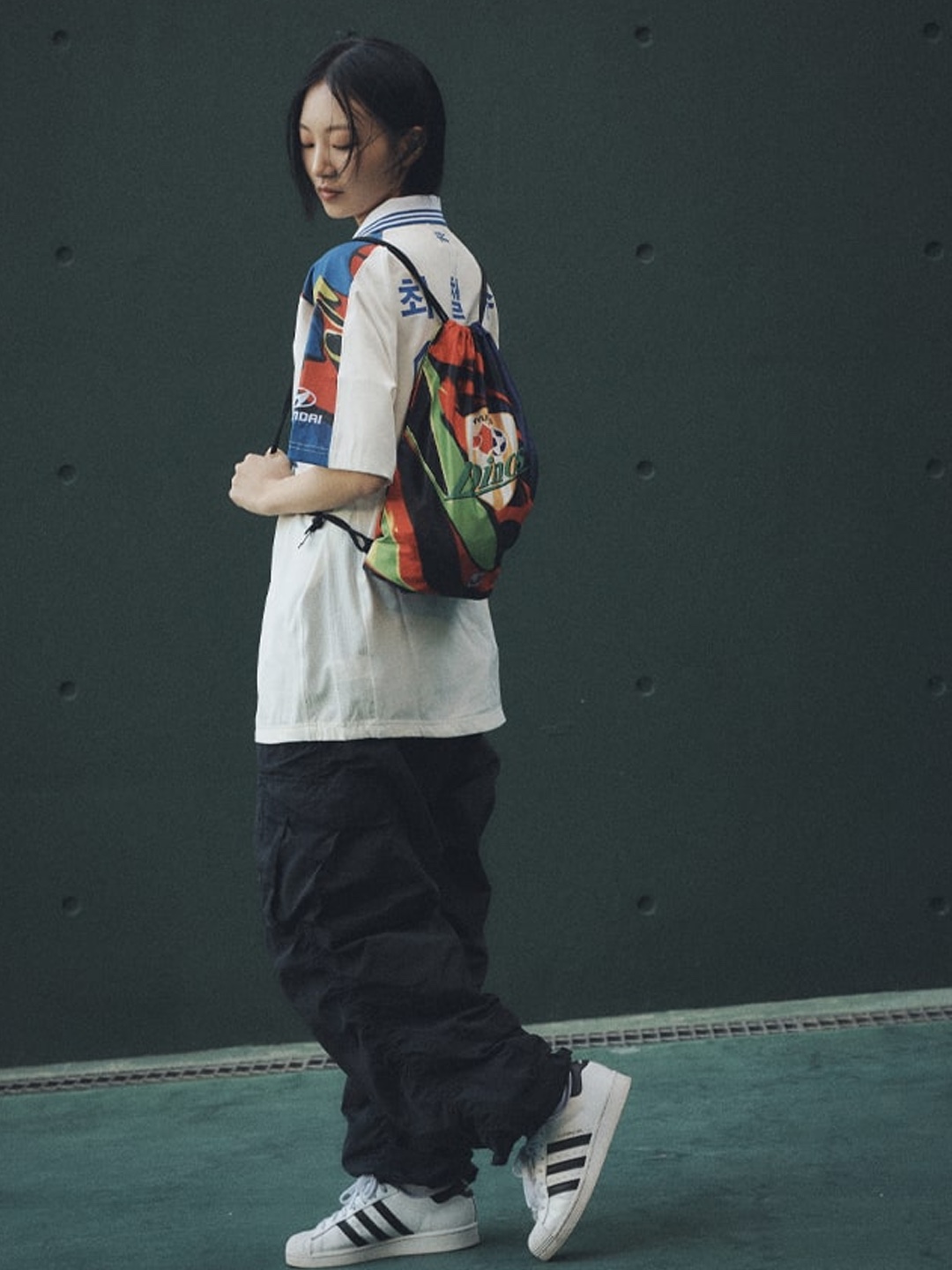 Over The Pitch x Red Devil 1994 Jersey White, Over The Pitch x Umbro 100th Anniversary Homage Football Jersey 착용 스타일 - 2