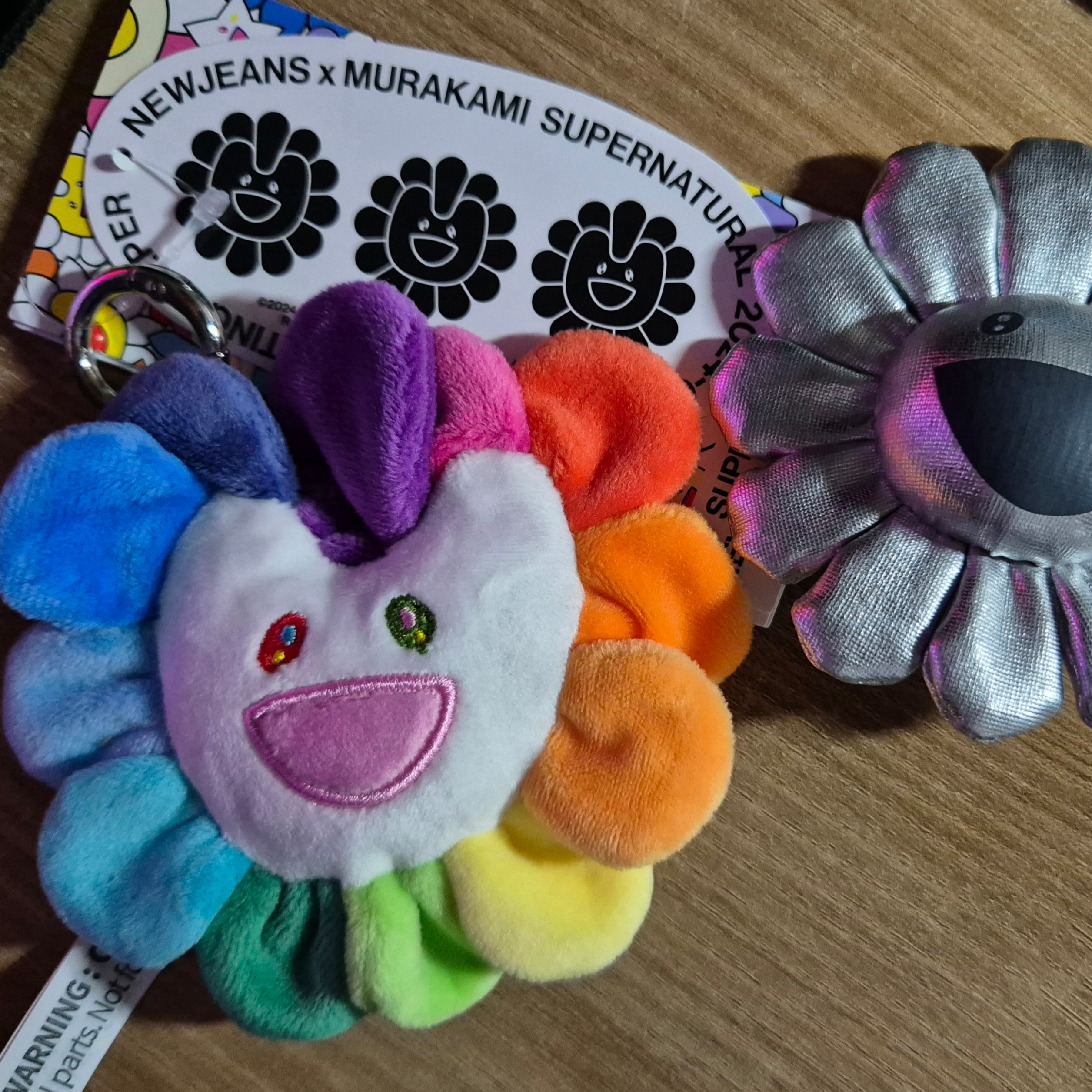 NewJeans x Murakami Plush Keyring Flower 착용 스타일 - 1
