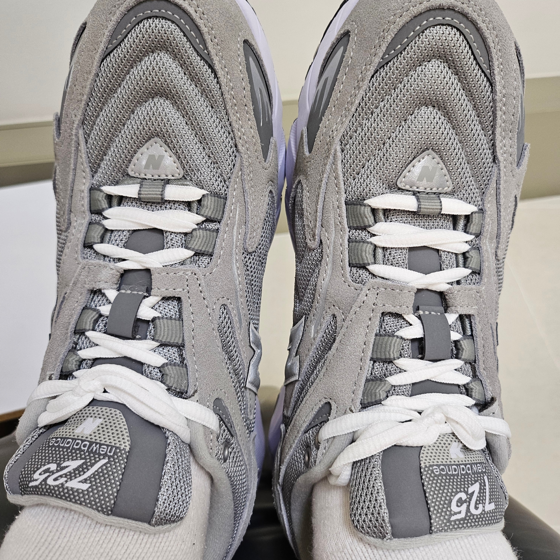 New Balance 725 Grey 착용 스타일 - 1