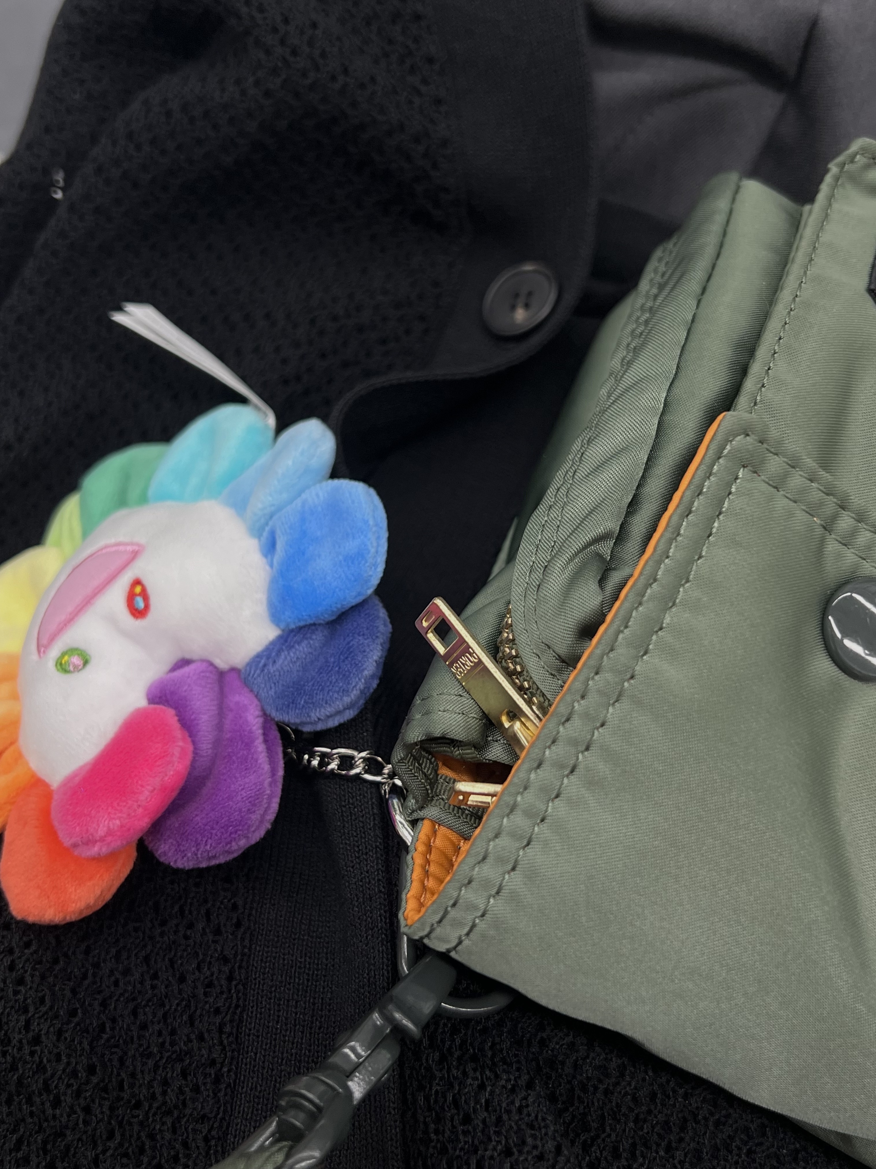 Porter Tanker Shoulder Bag Sage Green, NewJeans x Murakami Plush Keyring Flower 착용 스타일