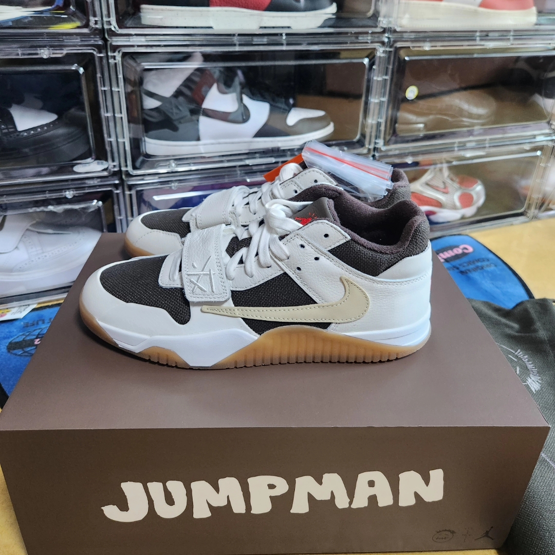 Stussy Vintage S Low Pro Cap Black Red, Jordan x Travis Scott Jumpman Jack TR Sail and Dark Mocha 착용 스타일 - 3