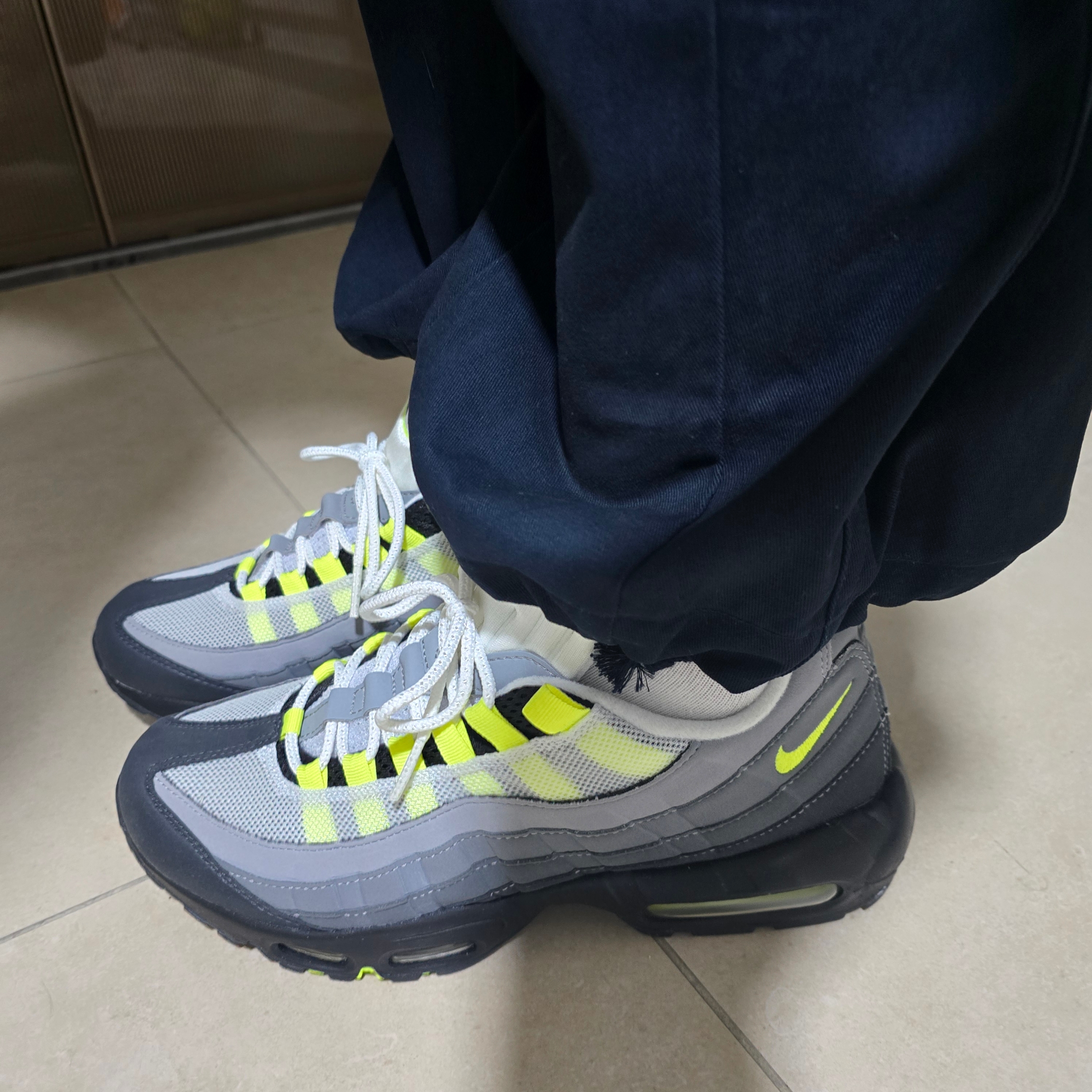 Nike Air Max 95 OG Neon Yellow 2020 착용 스타일 - 2