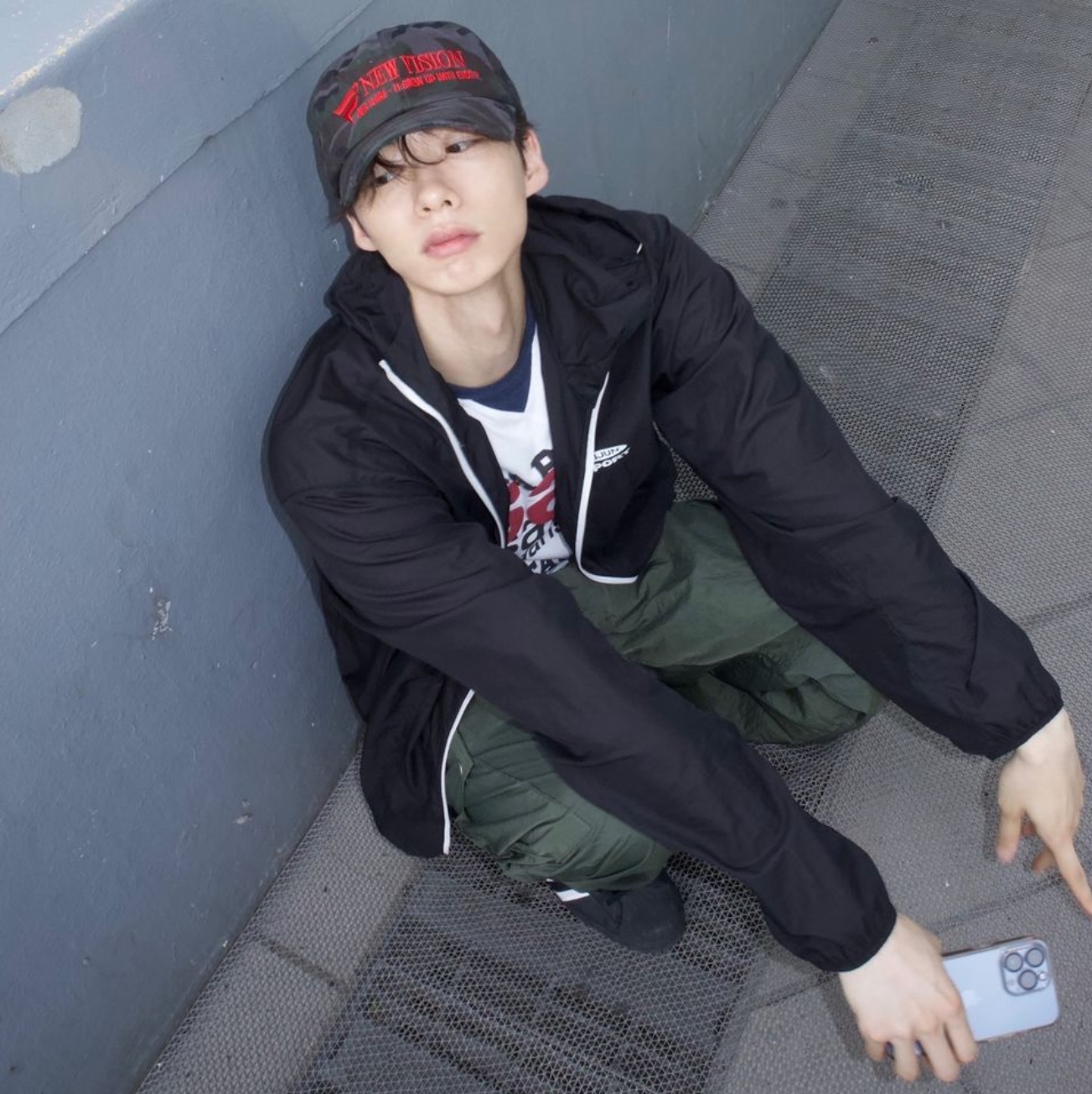 [KREAM 단독] Safarispot Roux Base School Club Tee White, [KREAM 단독] Safarispot Roux Base School Club Tee Brown 착용 스타일