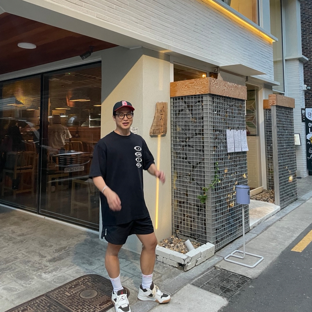 Stussy Vintage S Low Pro Cap Black Red, Jordan x Travis Scott Jumpman Jack TR Sail and Dark Mocha 착용 스타일 - 2