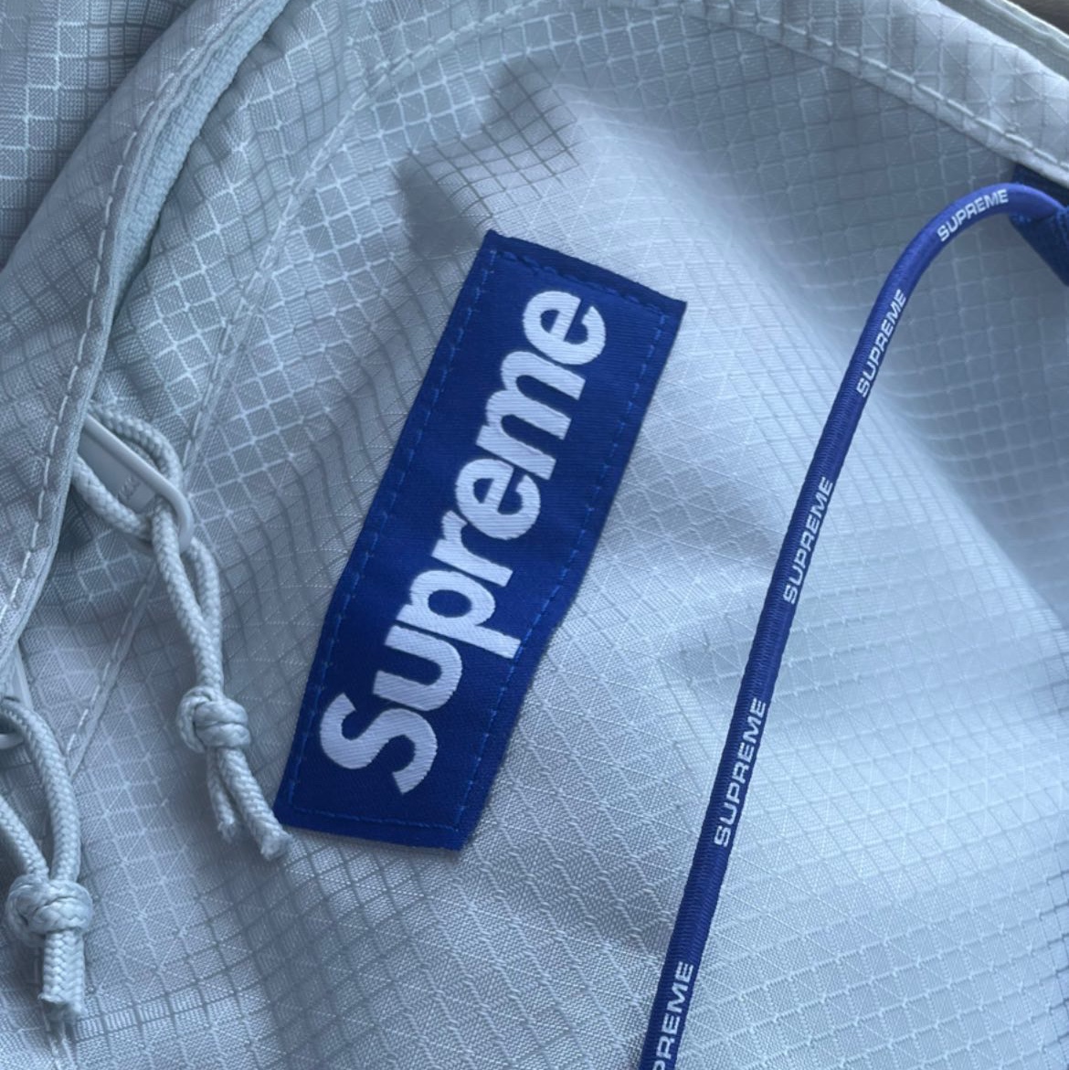 Supreme Backpack Silver - 22SS 착용 스타일 - 3