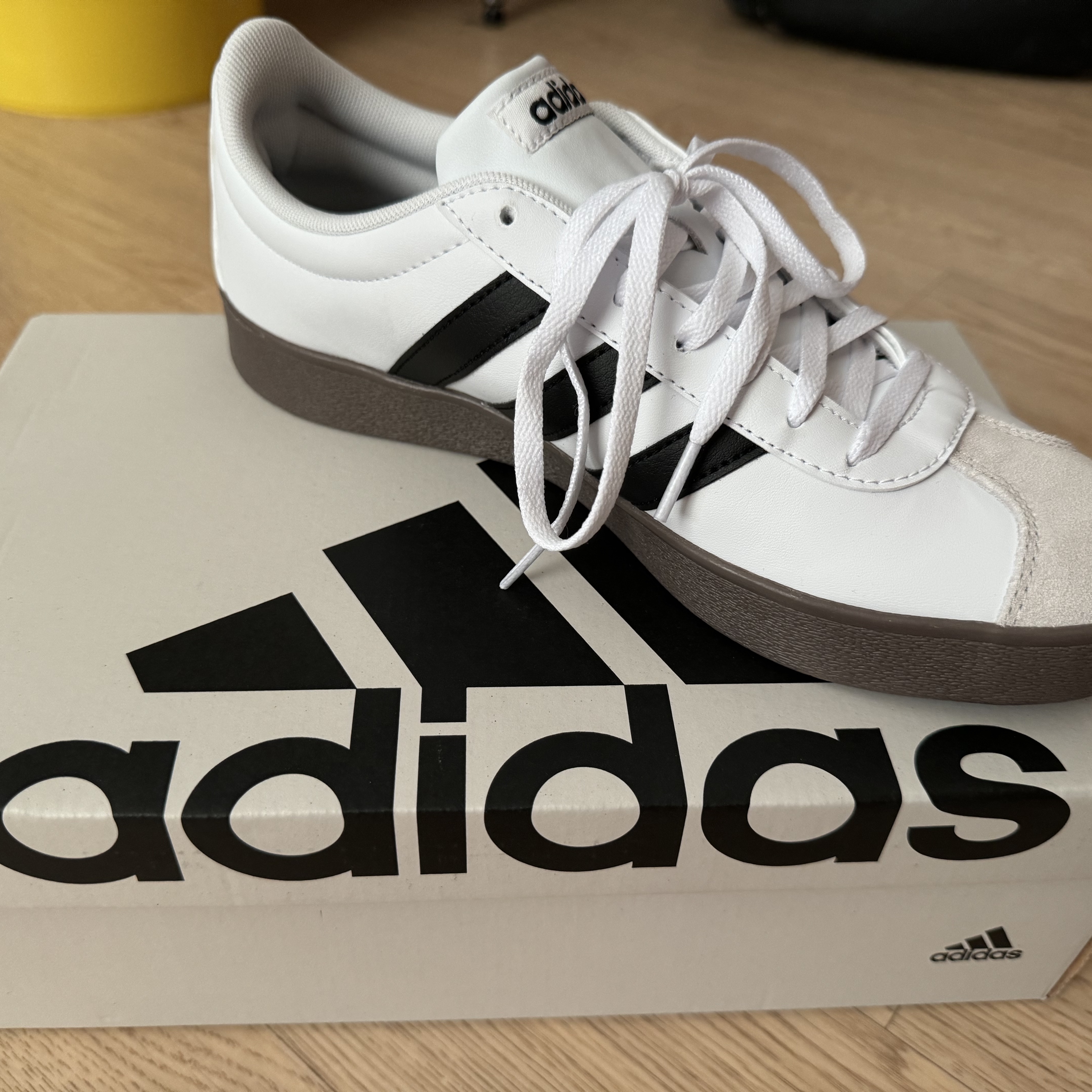 Adidas VL Court Base Cloud White Core Black 착용 스타일 - 2