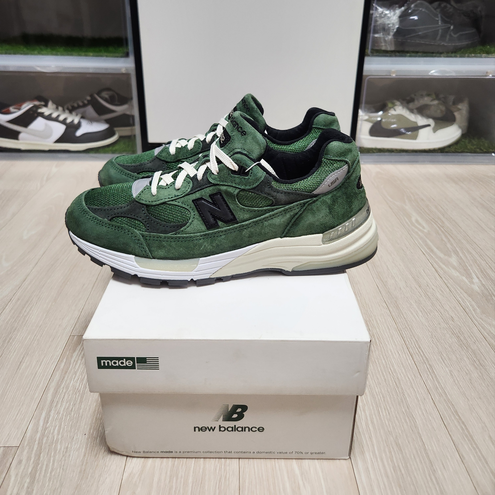 New Balance x JJJJound 992 Made in USA Mossy Green, New Balance x Stone Island 574 Legacy Dark Green 착용 스타일 - 4