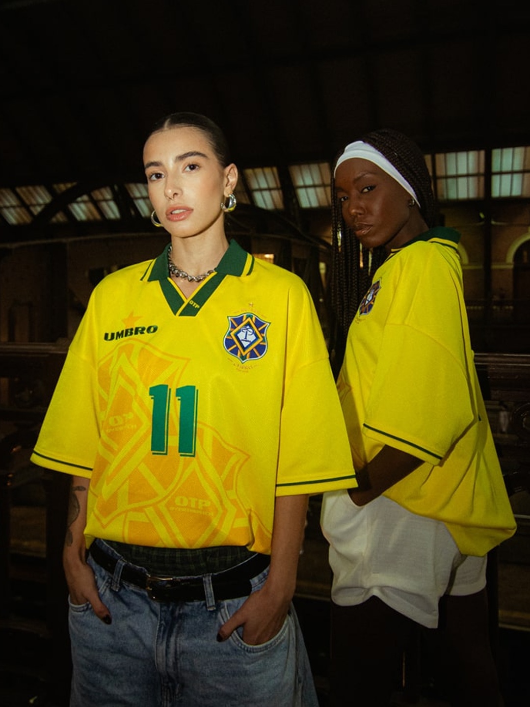 Over The Pitch x Red Devil 1994 Jersey White, Over The Pitch x Umbro 100th Anniversary Homage Football Jersey 착용 스타일 - 6