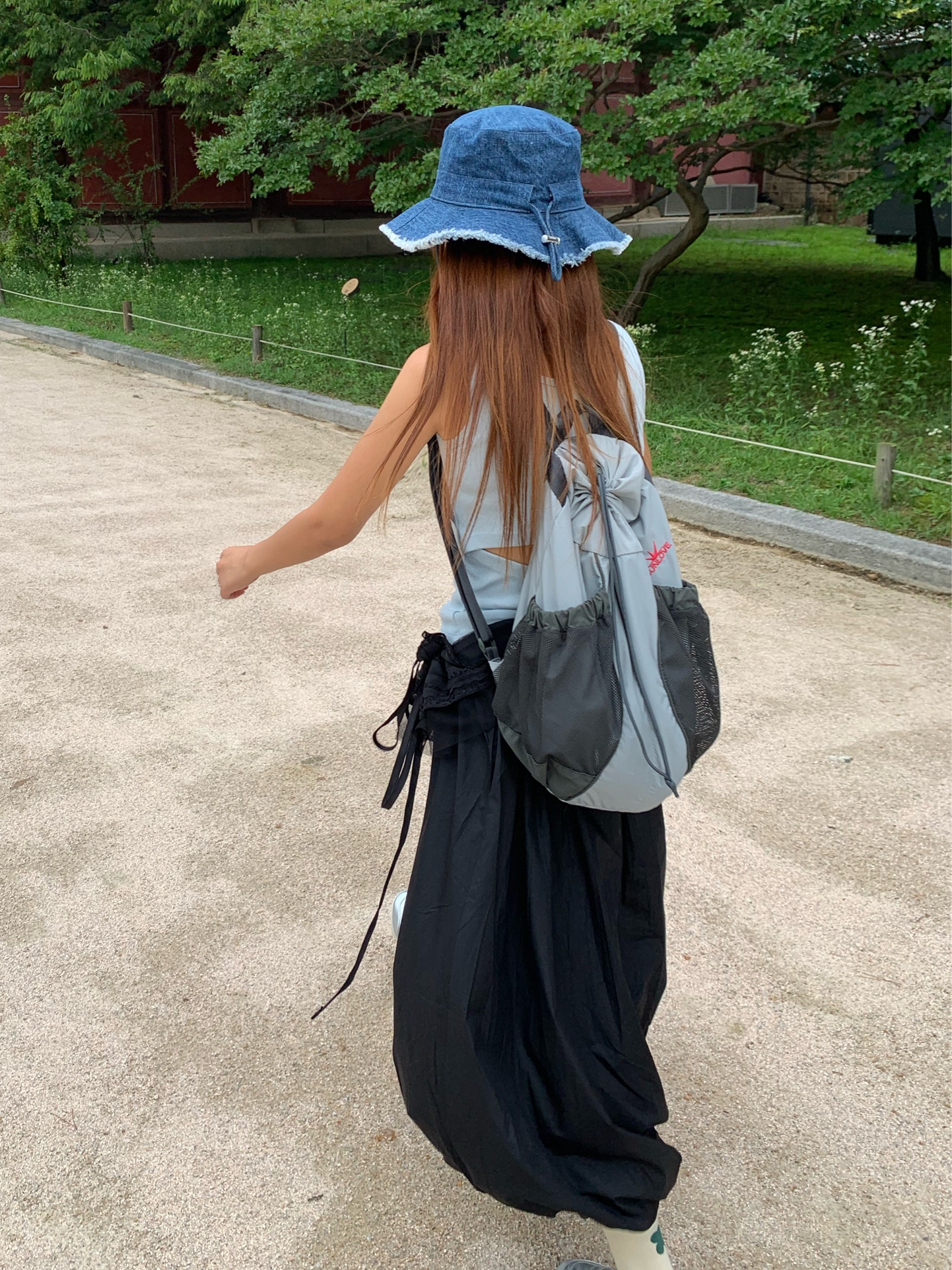Jacquemus Le Bob Artichaut Bucket Hat Gradient Blue 착용 스타일