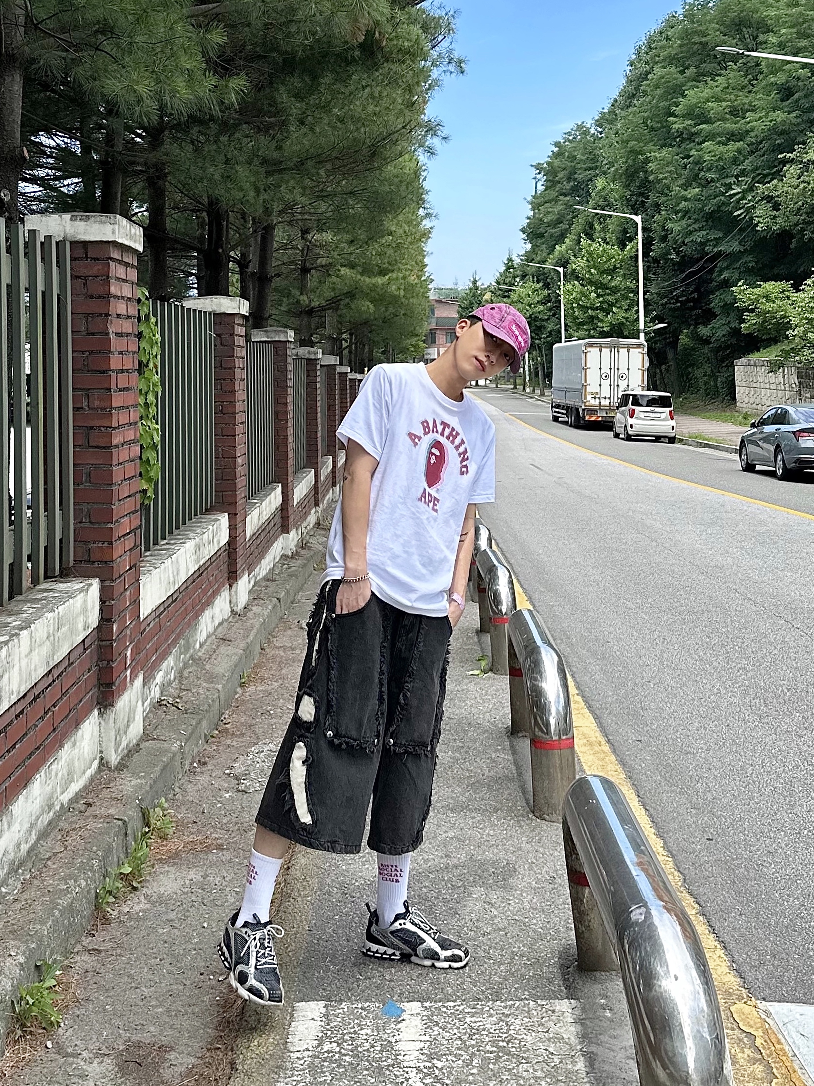 BAPE Glitch Art College T-Shirt White, Nike x Stussy Air Zoom Spiridon Cage 2 Pure Platinum 착용 스타일 - 1