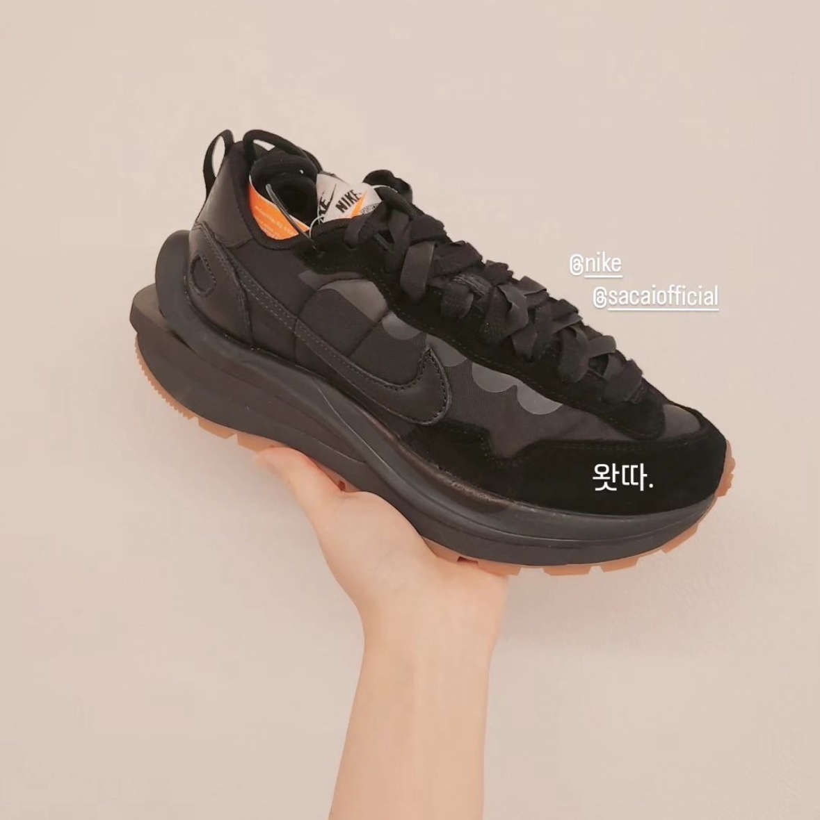 Nike x Sacai VaporWaffle Black and Gum, Nike x Sacai x Fragment LDWaffle Light Smoke Grey 착용 스타일 - 1