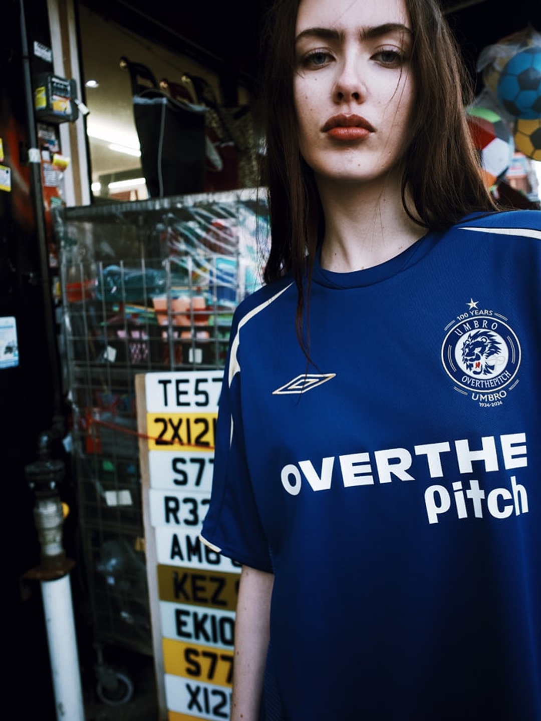 Over The Pitch x Red Devil 1994 Jersey White, Over The Pitch x Umbro 100th Anniversary Homage Football Jersey 착용 스타일 - 5