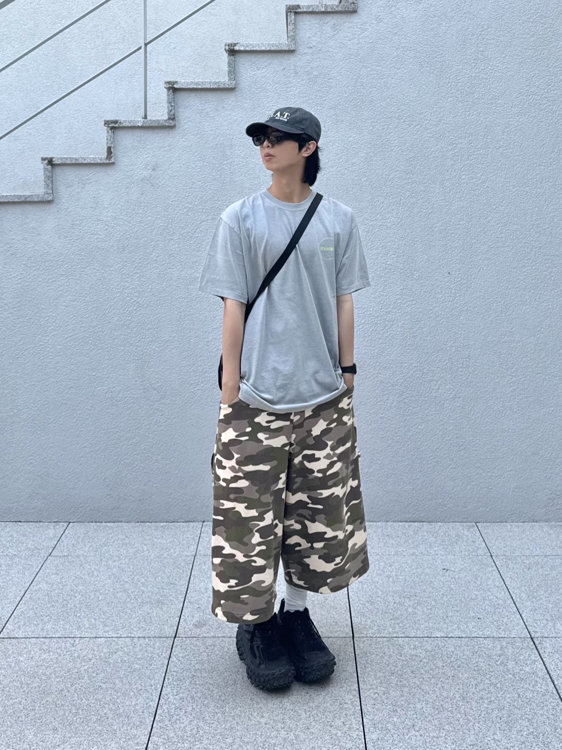MJD Side Snap Wide Sweatshorts Camo, Balenciaga Defender Sneakers Black 착용 스타일 - 2