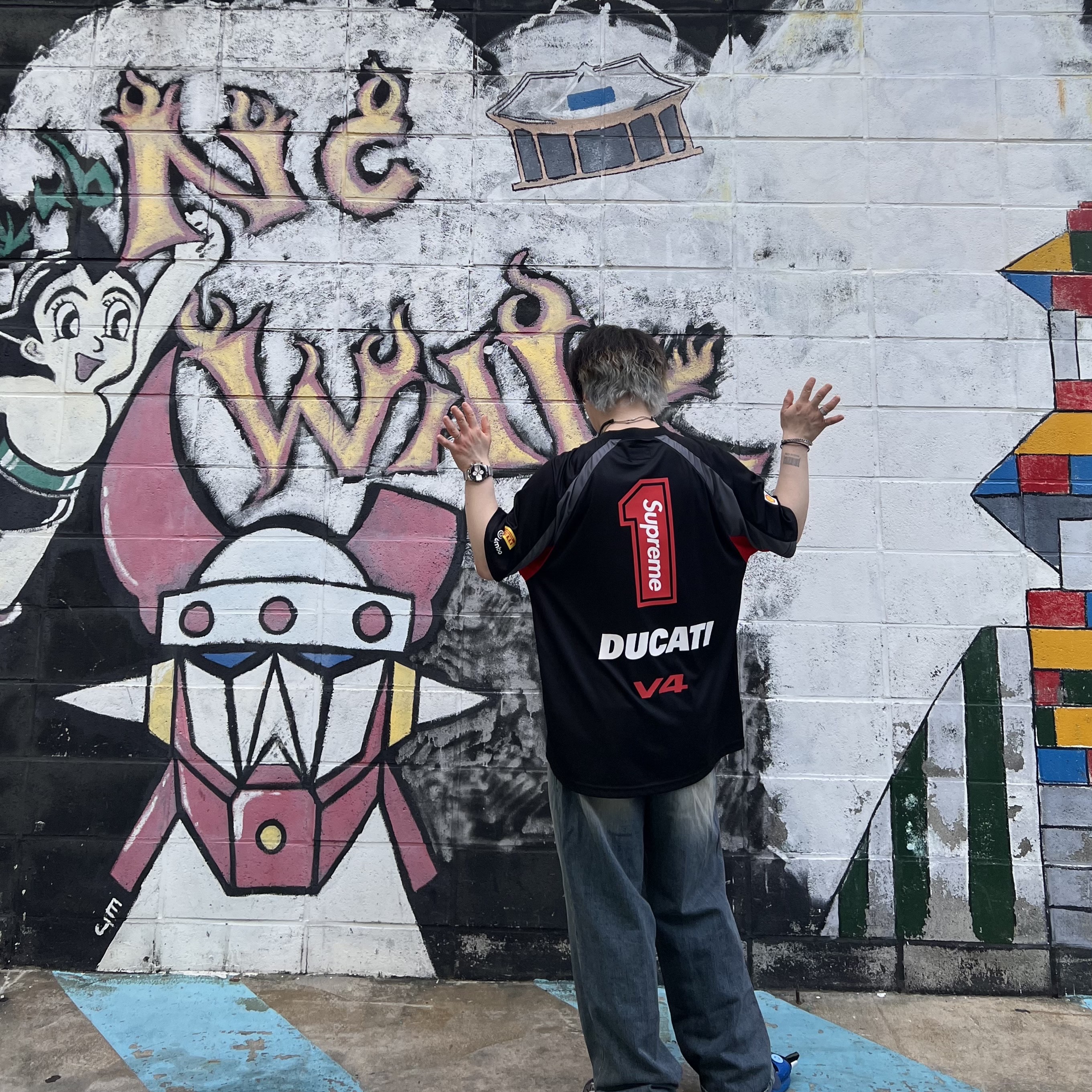 Supreme x Ducati Soccer Jersey Black - 24SS, Balenciaga 3XL Sneakers Grey White Red 착용 스타일 - 1