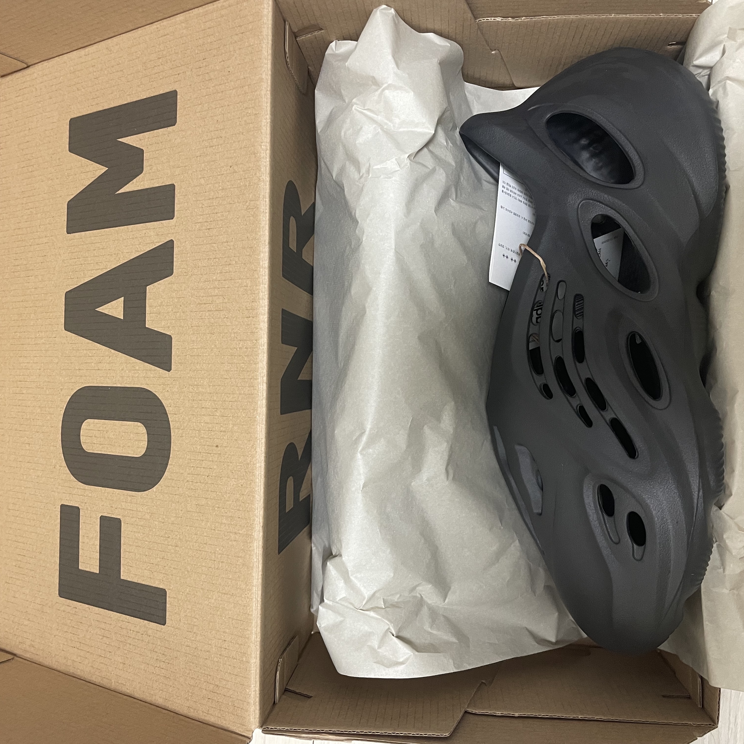 Adidas Yeezy Foam RNNR Onyx 착용 스타일