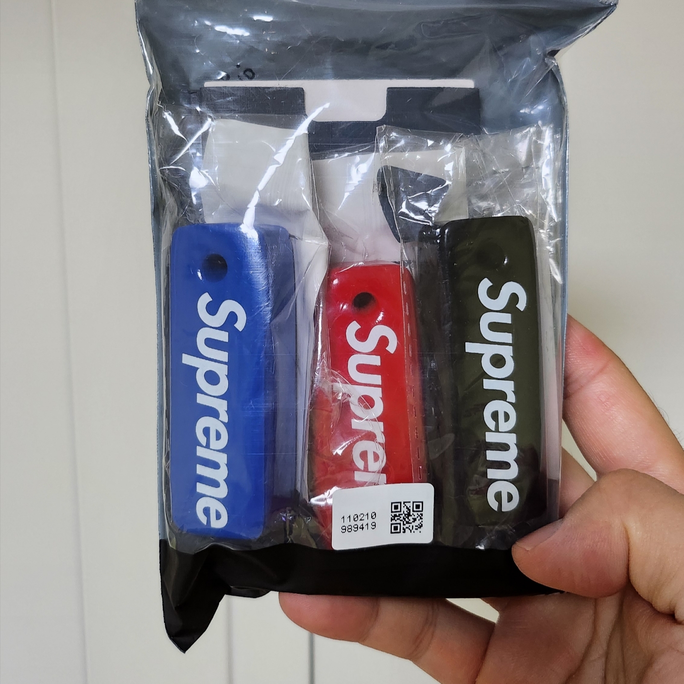Supreme Floating Keychain Red - 23FW, Supreme Floating Keychain Black - 23FW 착용 스타일