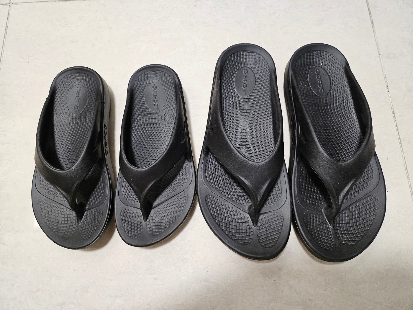 Oofos OOriginal Black 착용 스타일