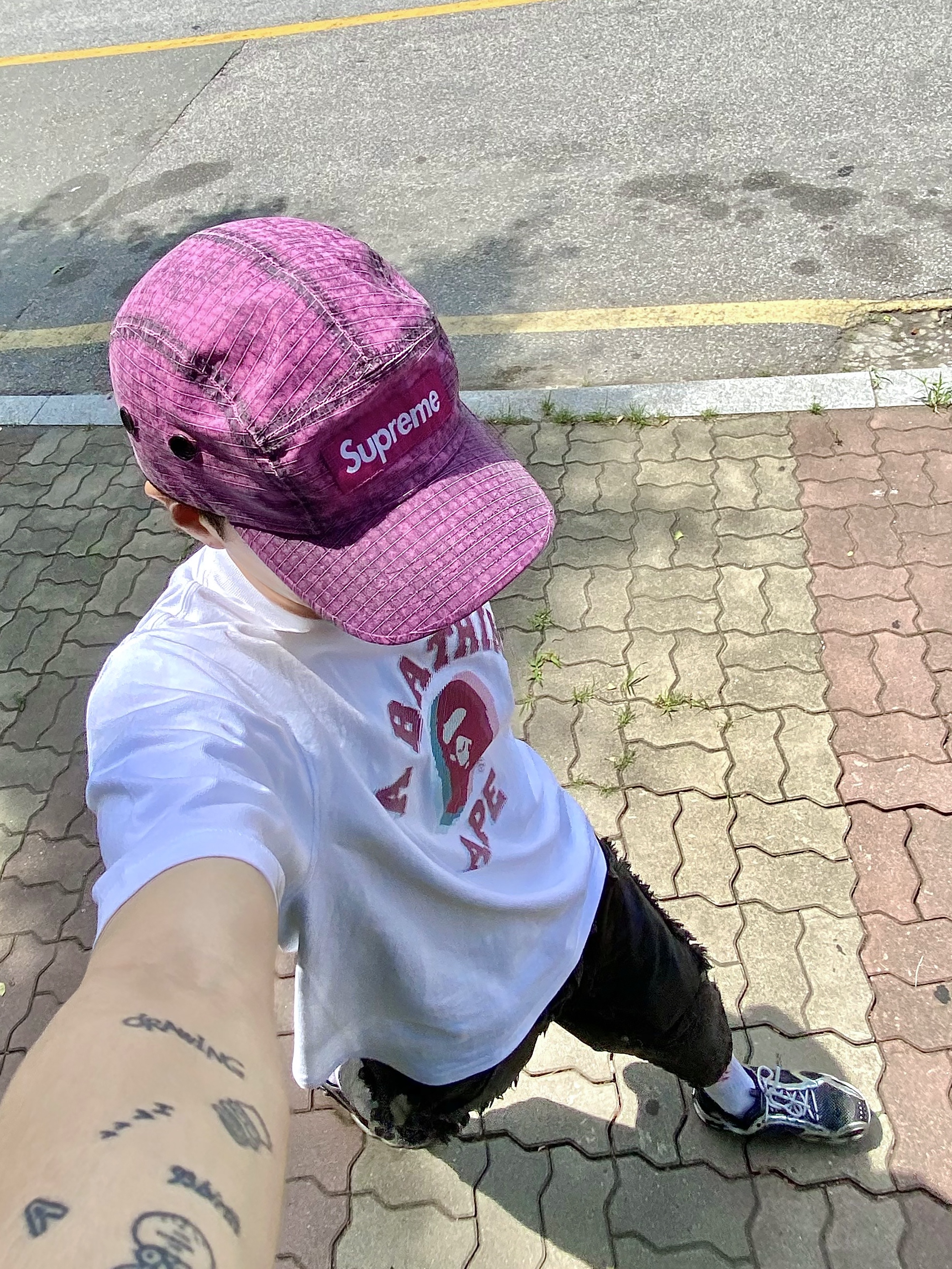 BAPE Glitch Art College T-Shirt White, Nike x Stussy Air Zoom Spiridon Cage 2 Pure Platinum 착용 스타일 - 3