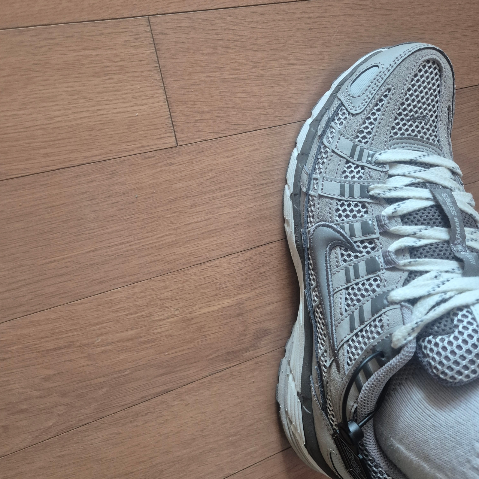 Nike P-6000 PRM Light Iron Ore 착용 스타일 - 1
