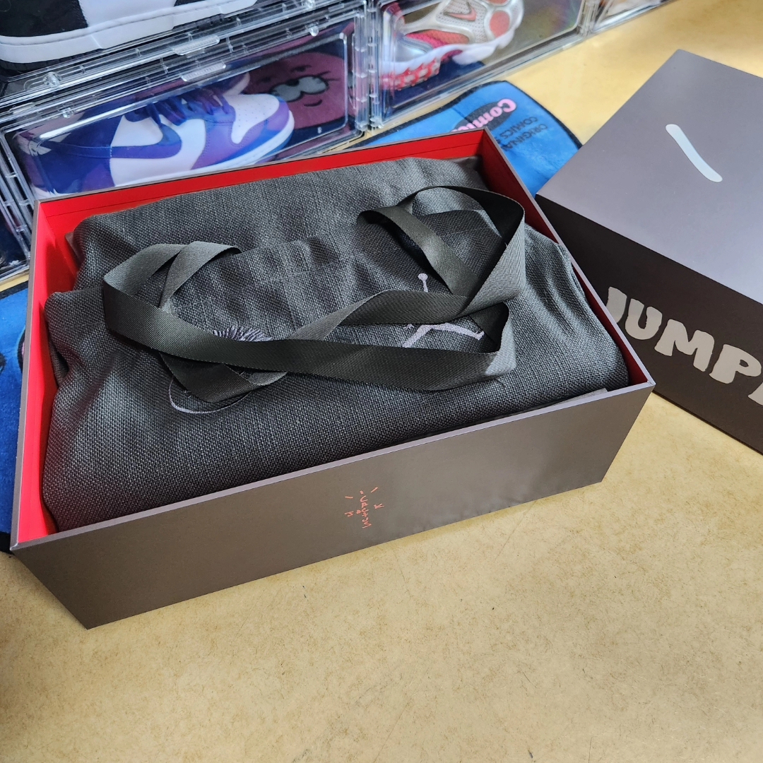 Stussy Vintage S Low Pro Cap Black Red, Jordan x Travis Scott Jumpman Jack TR Sail and Dark Mocha 착용 스타일 - 8