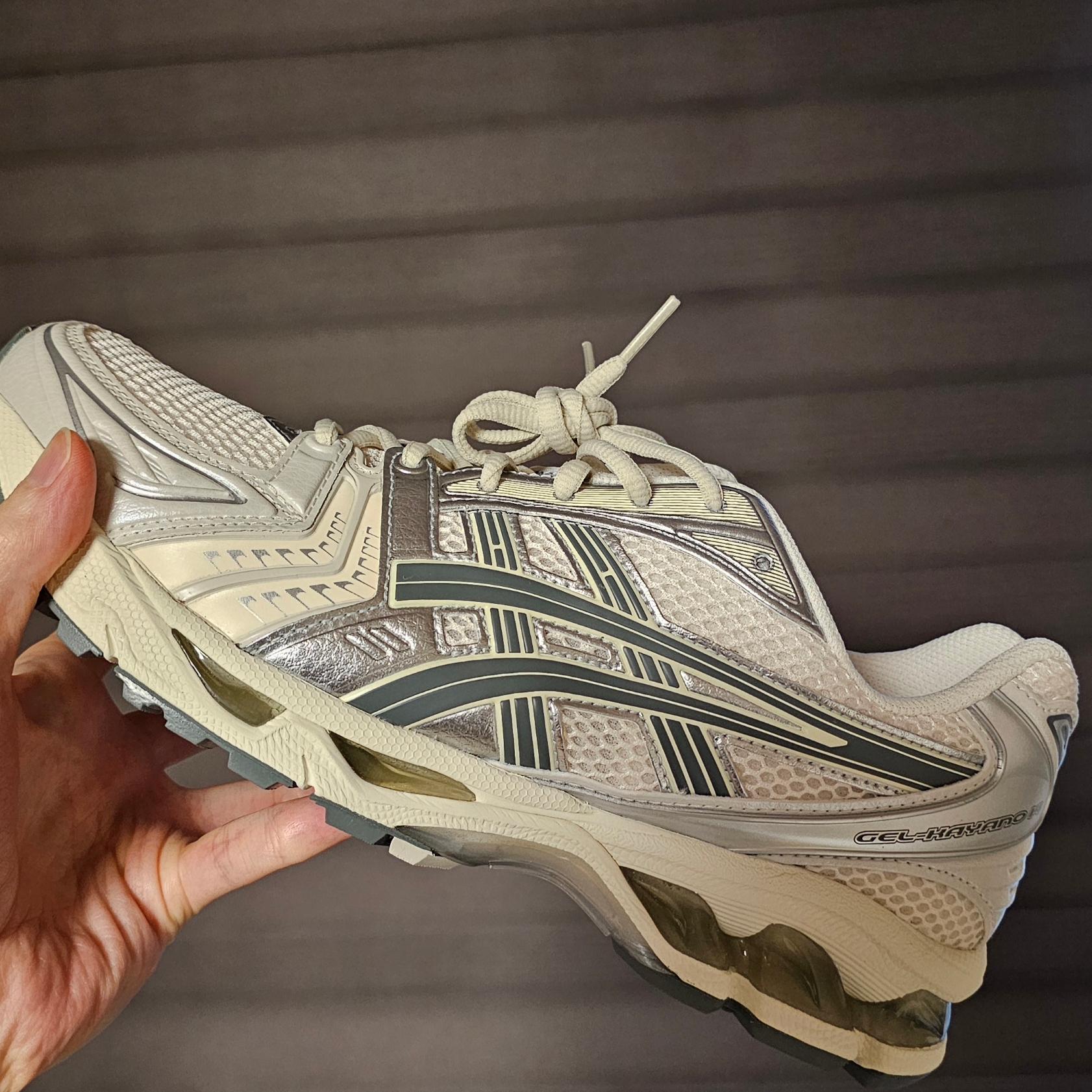 Asics Gel-Kayano 14 Birch Dark Pewter 착용 스타일