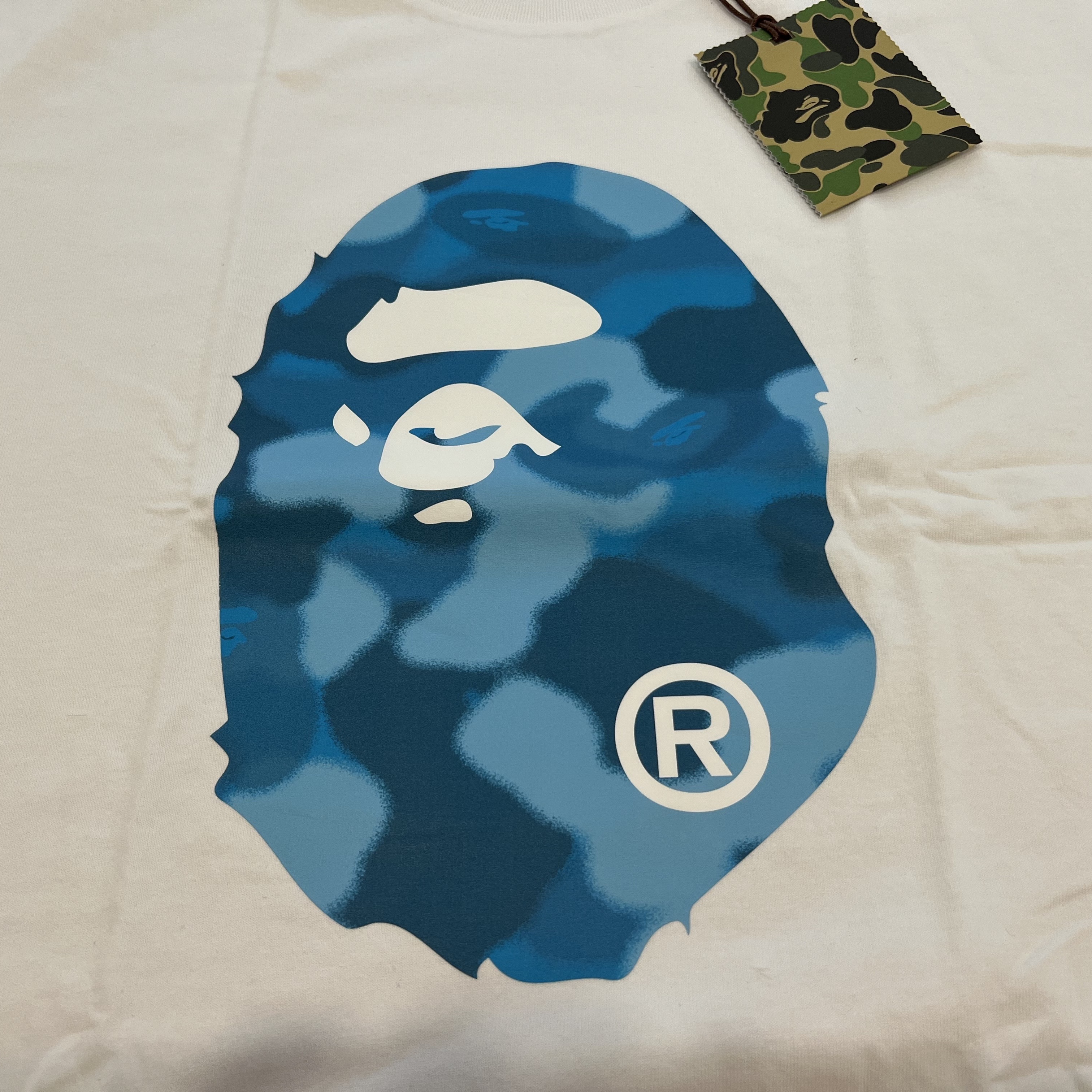 BAPE Radiation Camo Big Ape Head T-Shirt White 착용 스타일 - 2
