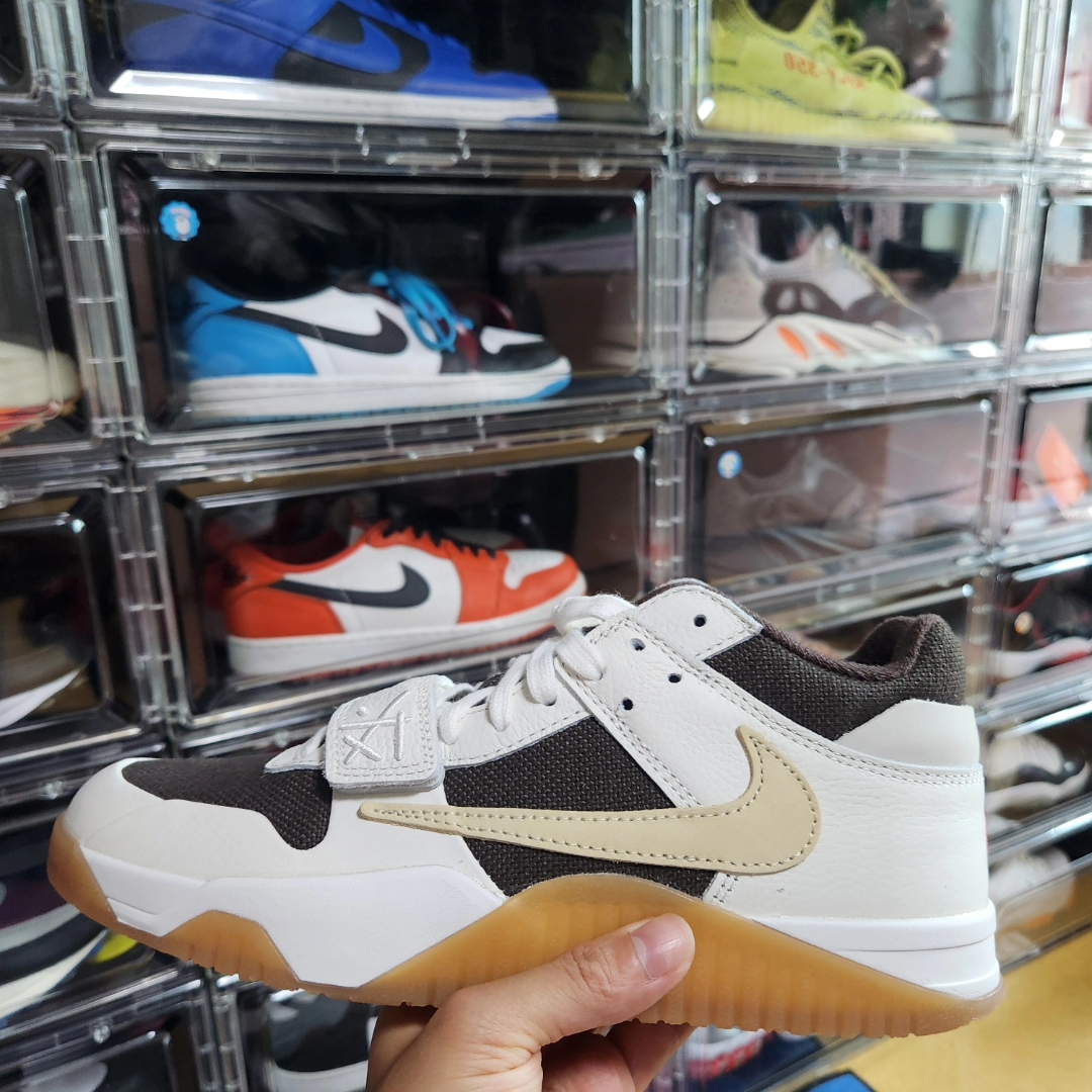 Stussy Vintage S Low Pro Cap Black Red, Jordan x Travis Scott Jumpman Jack TR Sail and Dark Mocha 착용 스타일 - 4