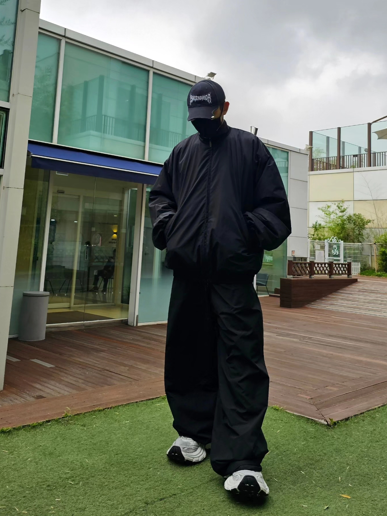 Balenciaga Tracksuit Pants in Black, Balenciaga DIY Metal Outline Tracksuit Jacket in Black 착용 스타일 - 7
