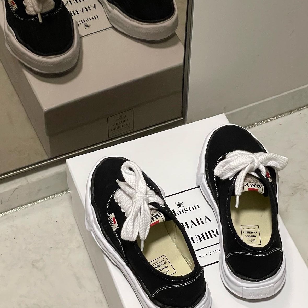 Maison Mihara Yasuhiro Parker OG Sole Canvas Low-top Sneakers White, Maison Mihara Yasuhiro Baker OG Sole Suede Low Top Sneakers Black 착용 스타일 - 2