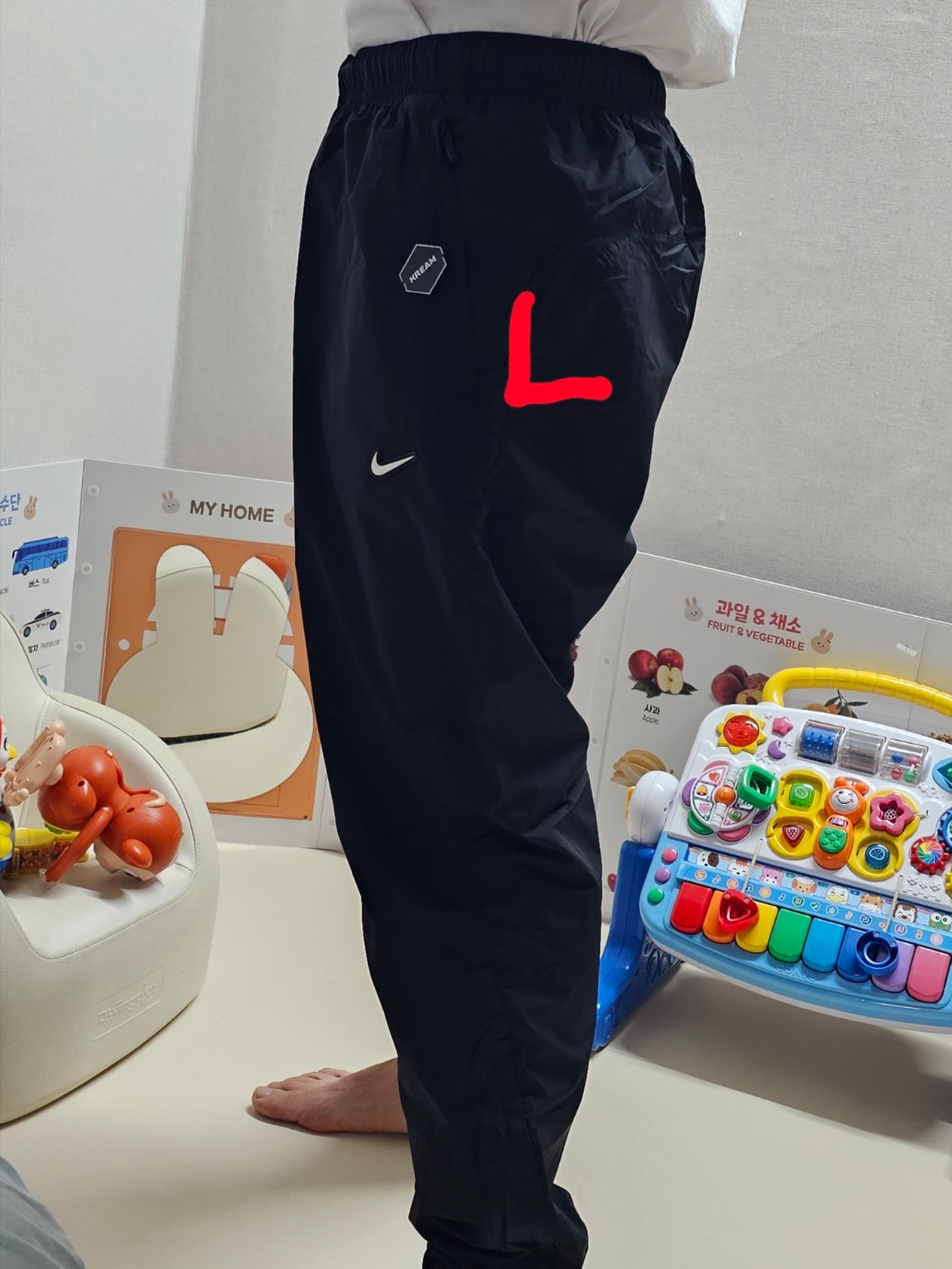 Nike x Drake Nocta Woven Track Pants Black (FN7668-010), Nike x Drake Nocta Max 90 T-Shirt Black (FN7663-010) 착용 스타일 - 4