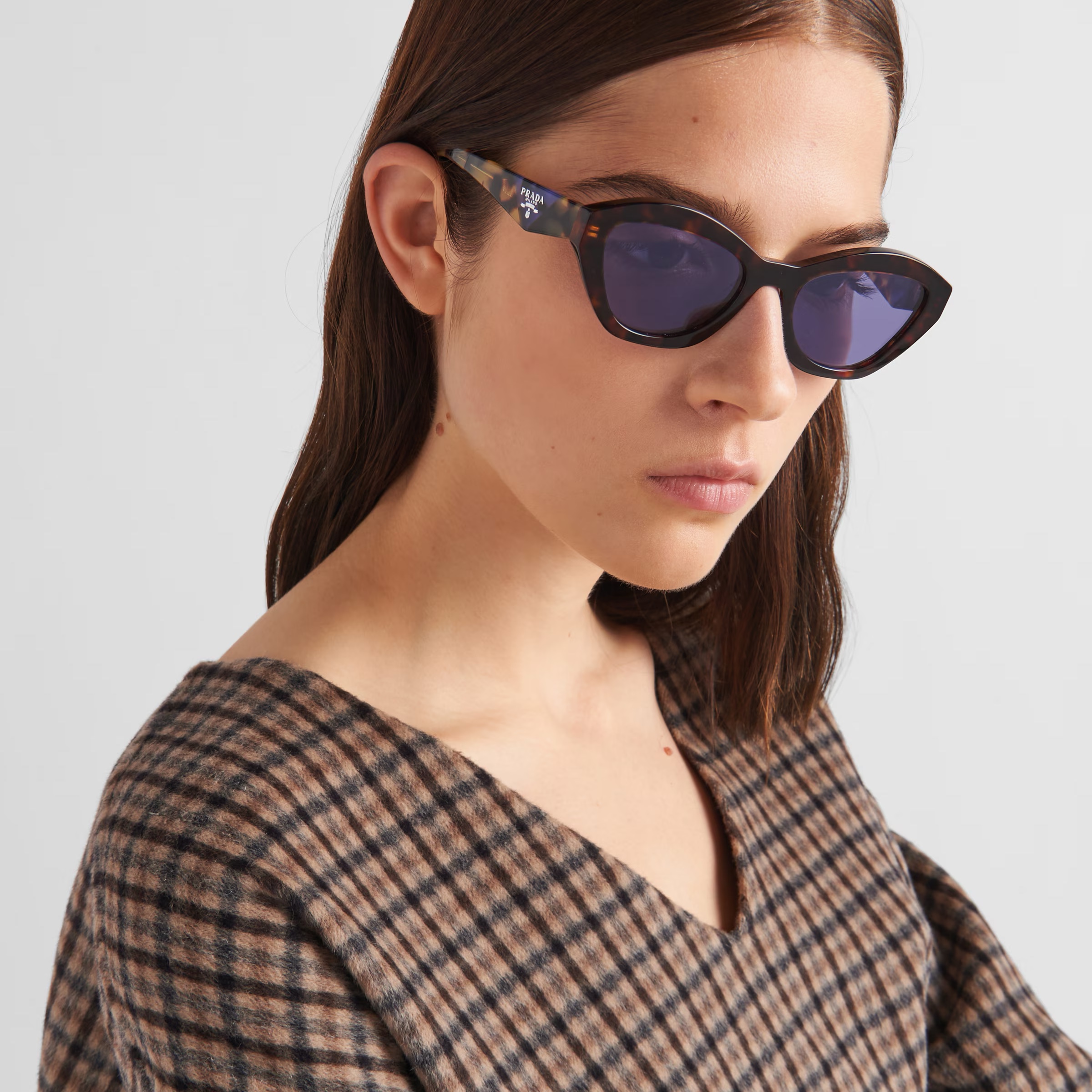 (W) Prada Logo sunglasses Slate Grey Lenses Black Acetate Alternative Fit 착용 스타일